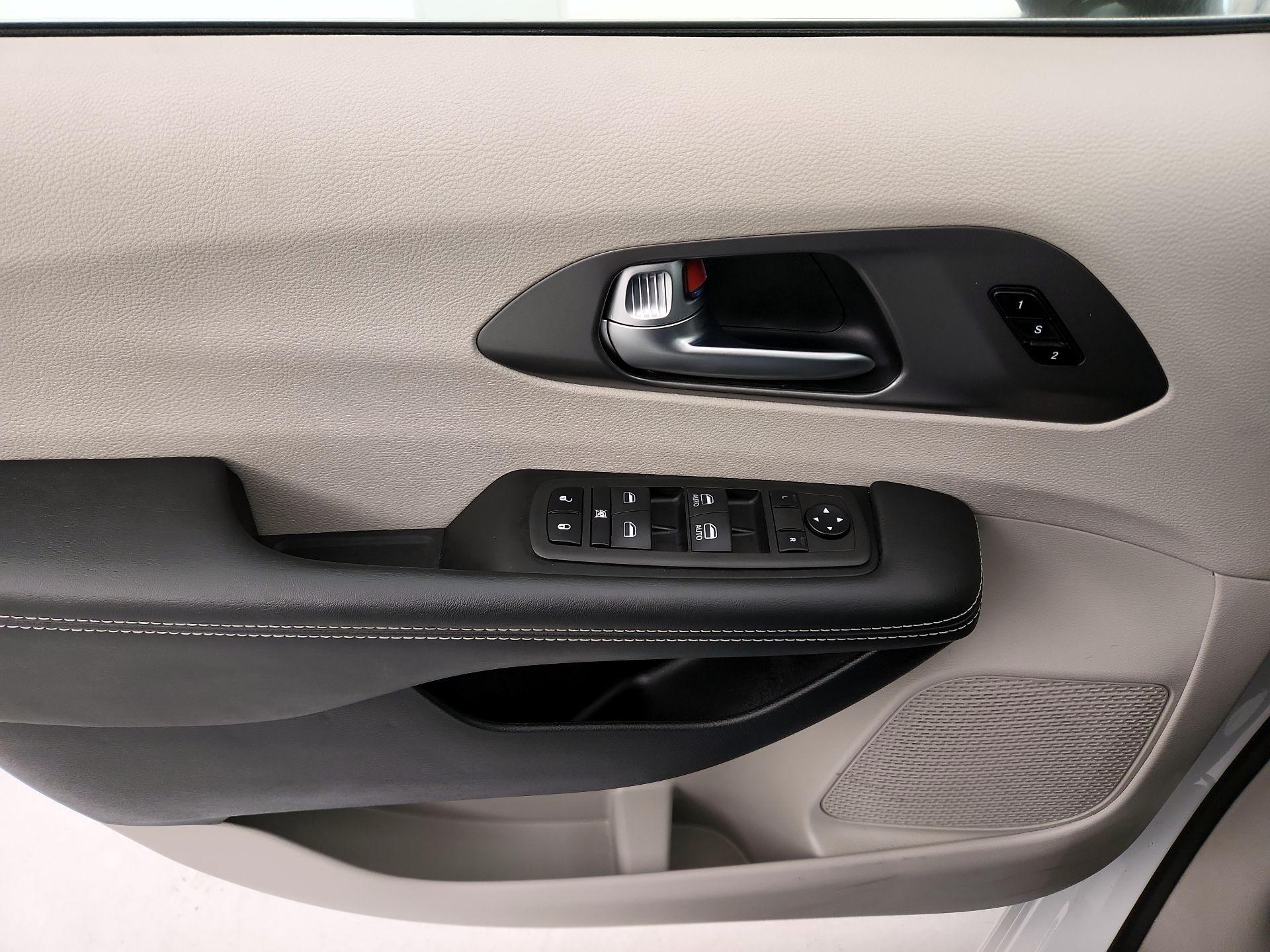 Thumbnail: 2024 Chrysler Pacifica - 12