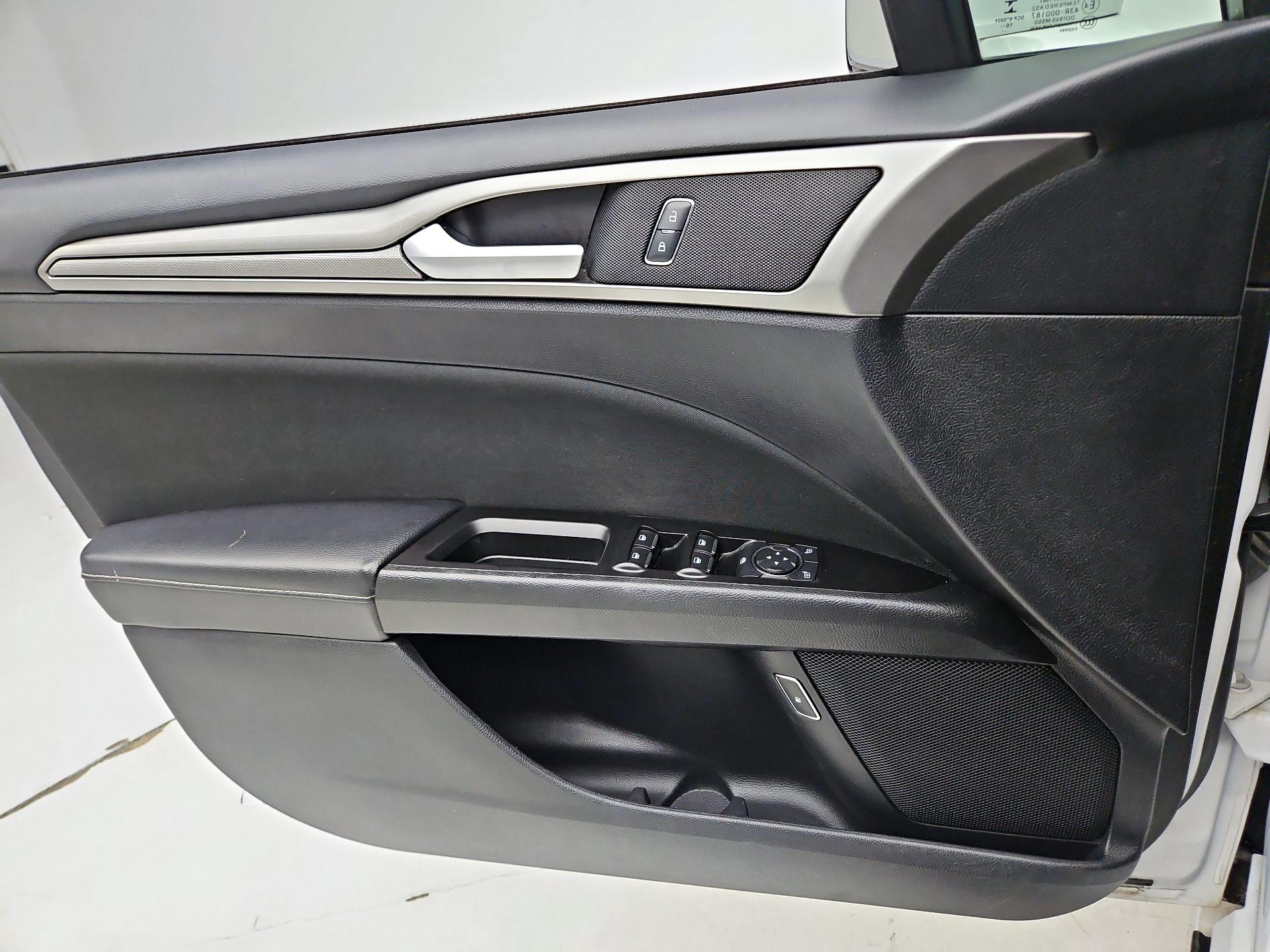 Thumbnail: 2017 Ford Fusion - 12