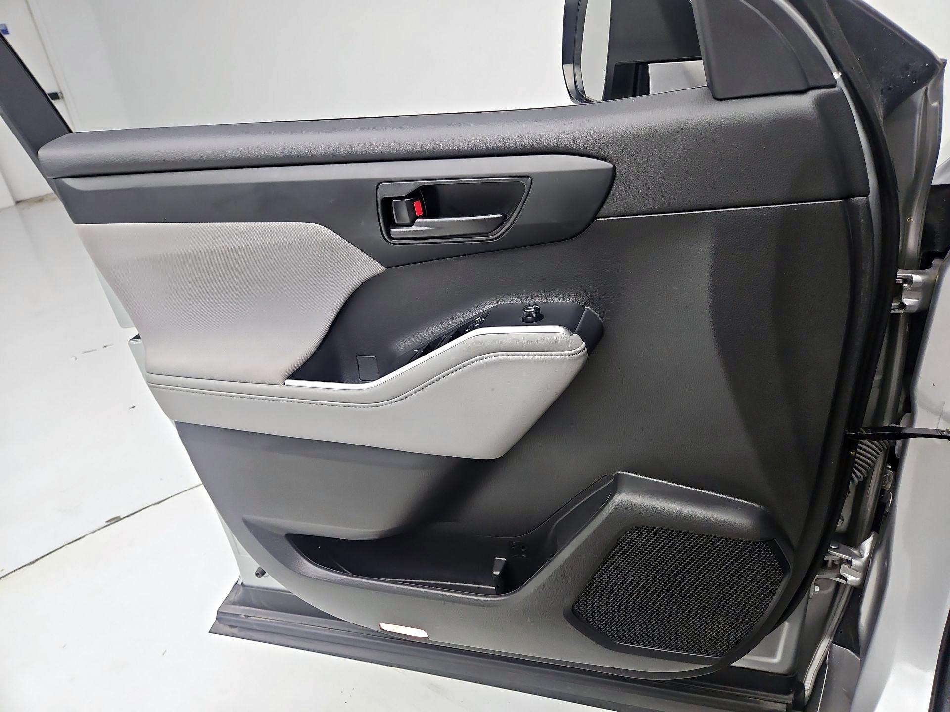 Thumbnail: 2022 Toyota Highlander - 12