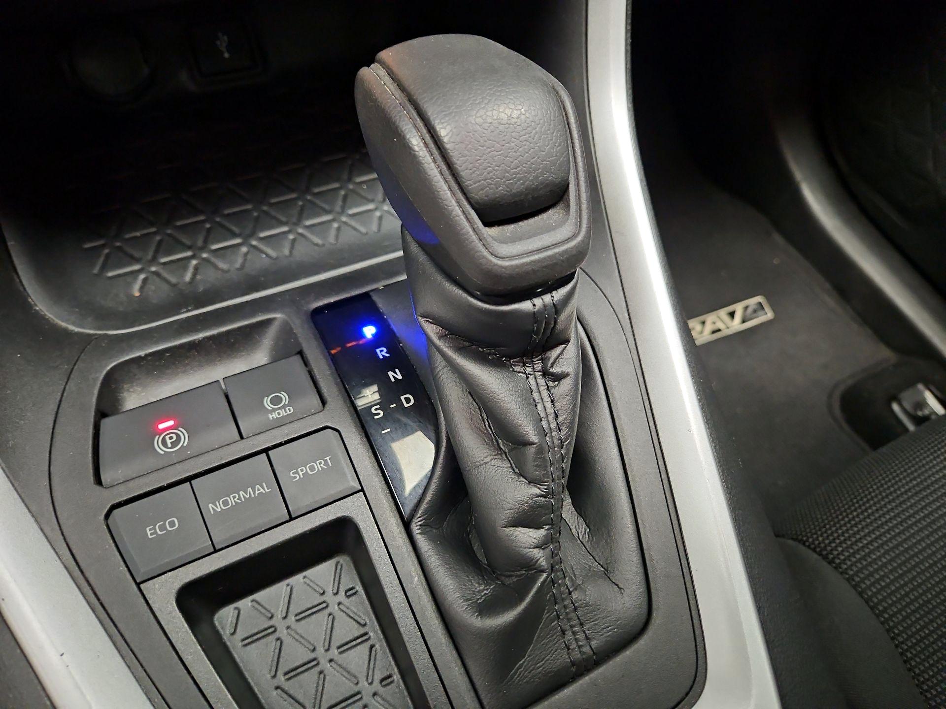 Thumbnail: 2021 Toyota RAV4 - 17