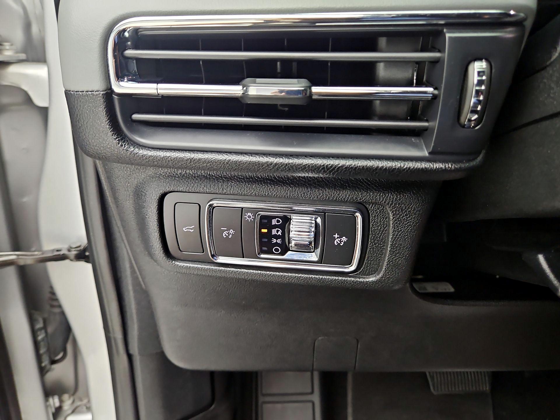 Thumbnail: 2020 Lincoln Corsair - 13