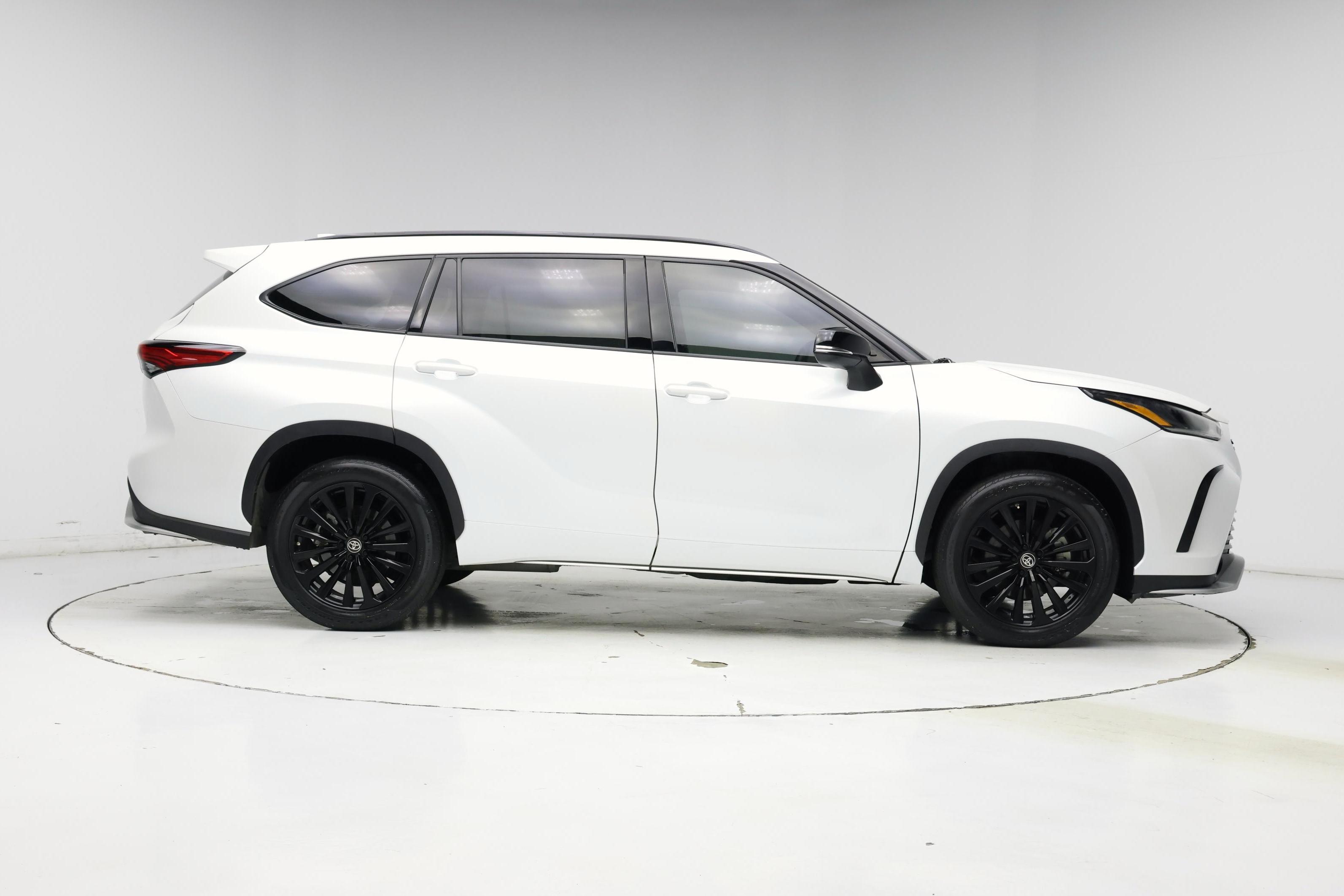 Thumbnail: 2023 Toyota Highlander - 7