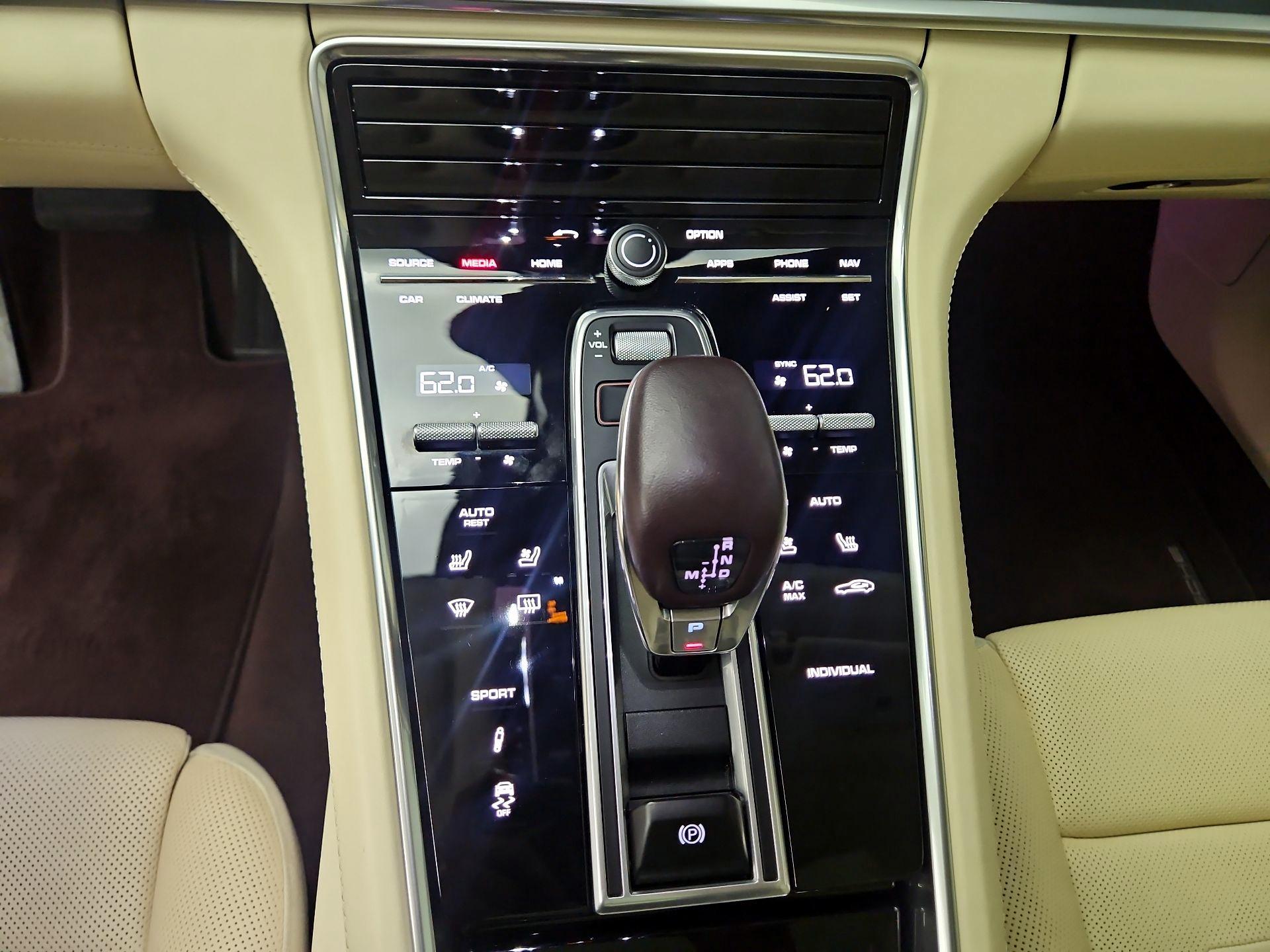 Thumbnail: 2020 Porsche Panamera - 17