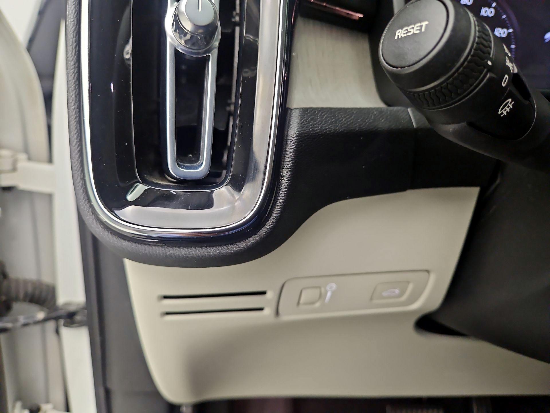 Thumbnail: 2021 Volvo XC40 - 13