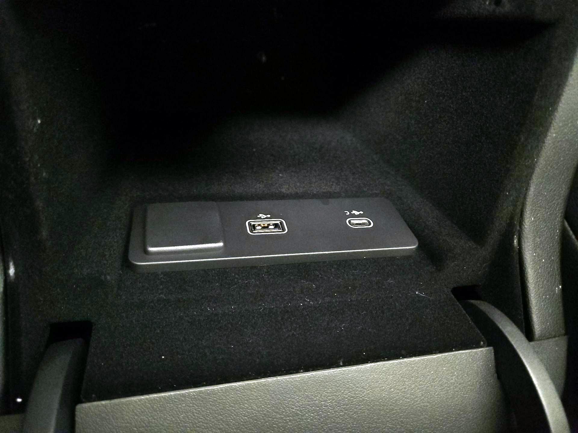 Thumbnail: 2022 Jaguar F-Pace - 19