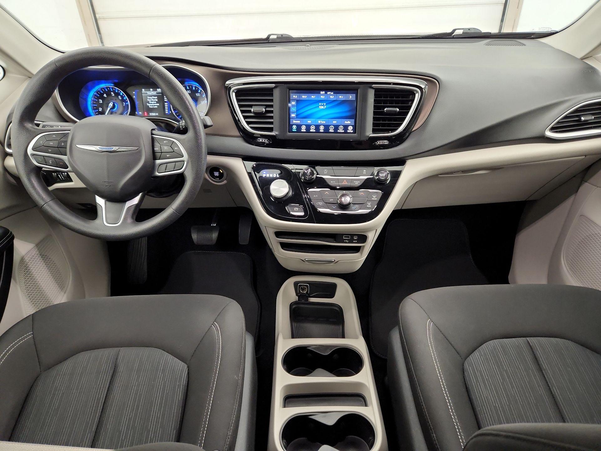 Thumbnail: 2020 Chrysler Voyager - 9