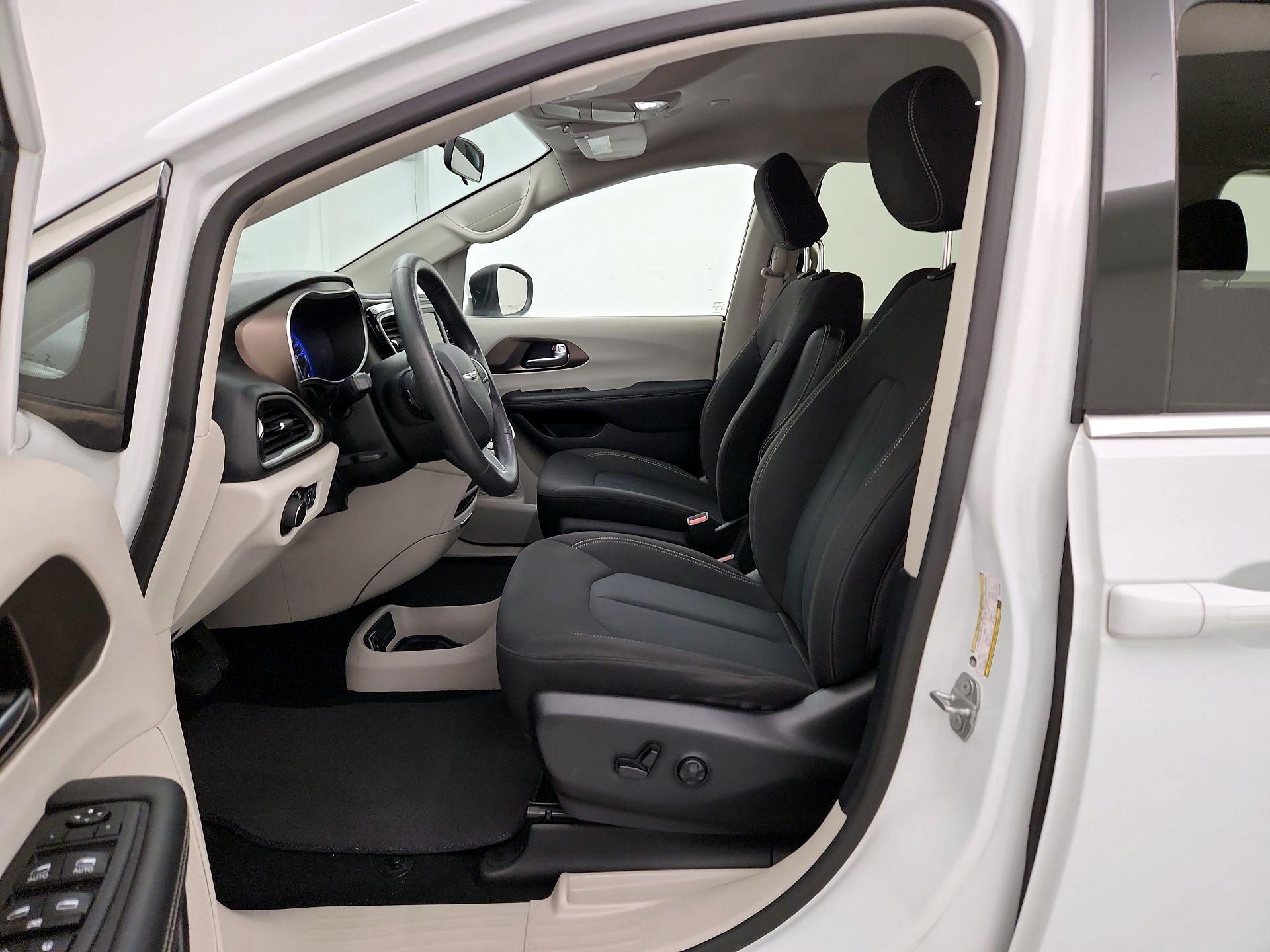 Thumbnail: 2020 Chrysler Voyager - 11