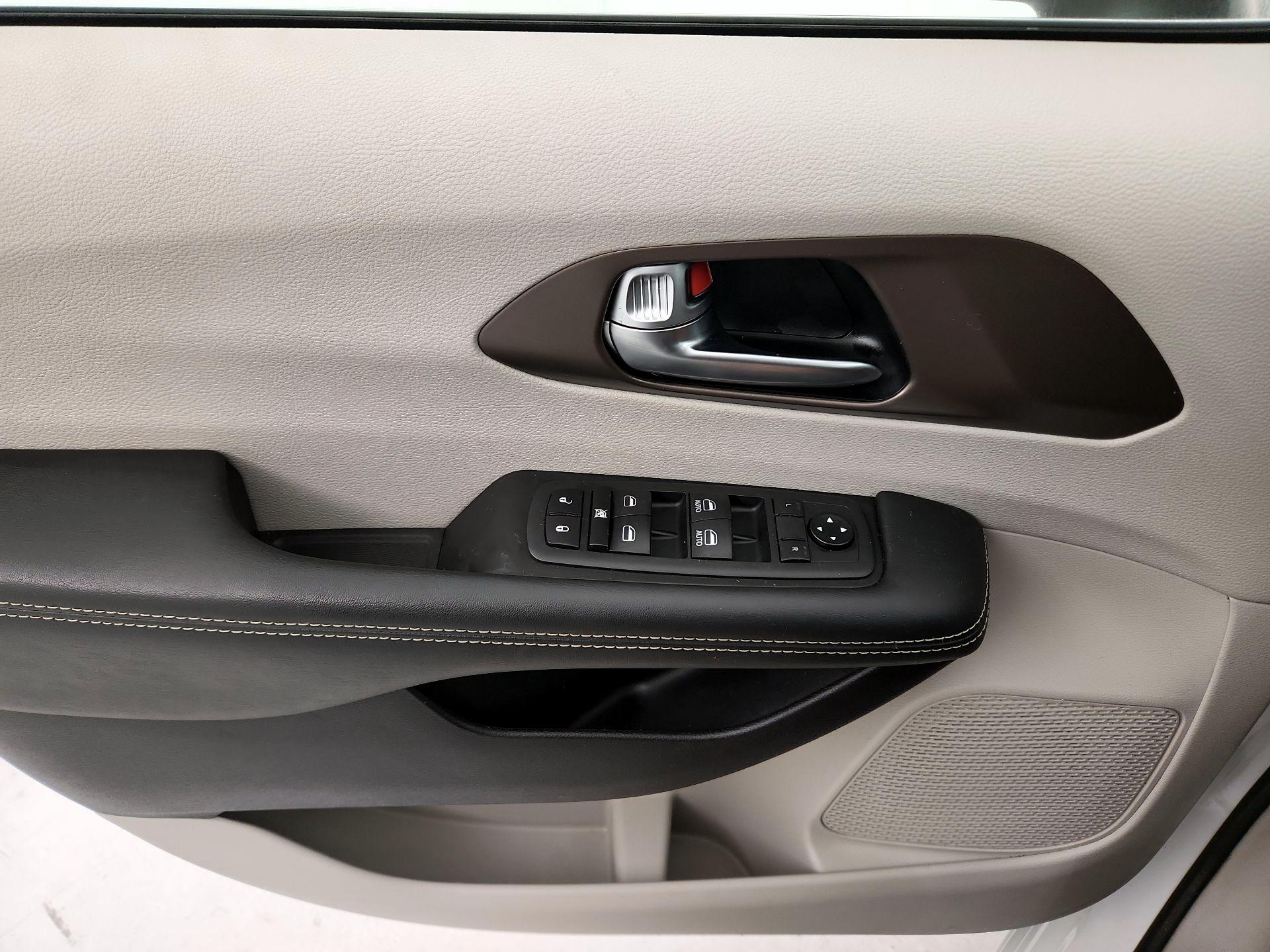 Thumbnail: 2020 Chrysler Voyager - 12