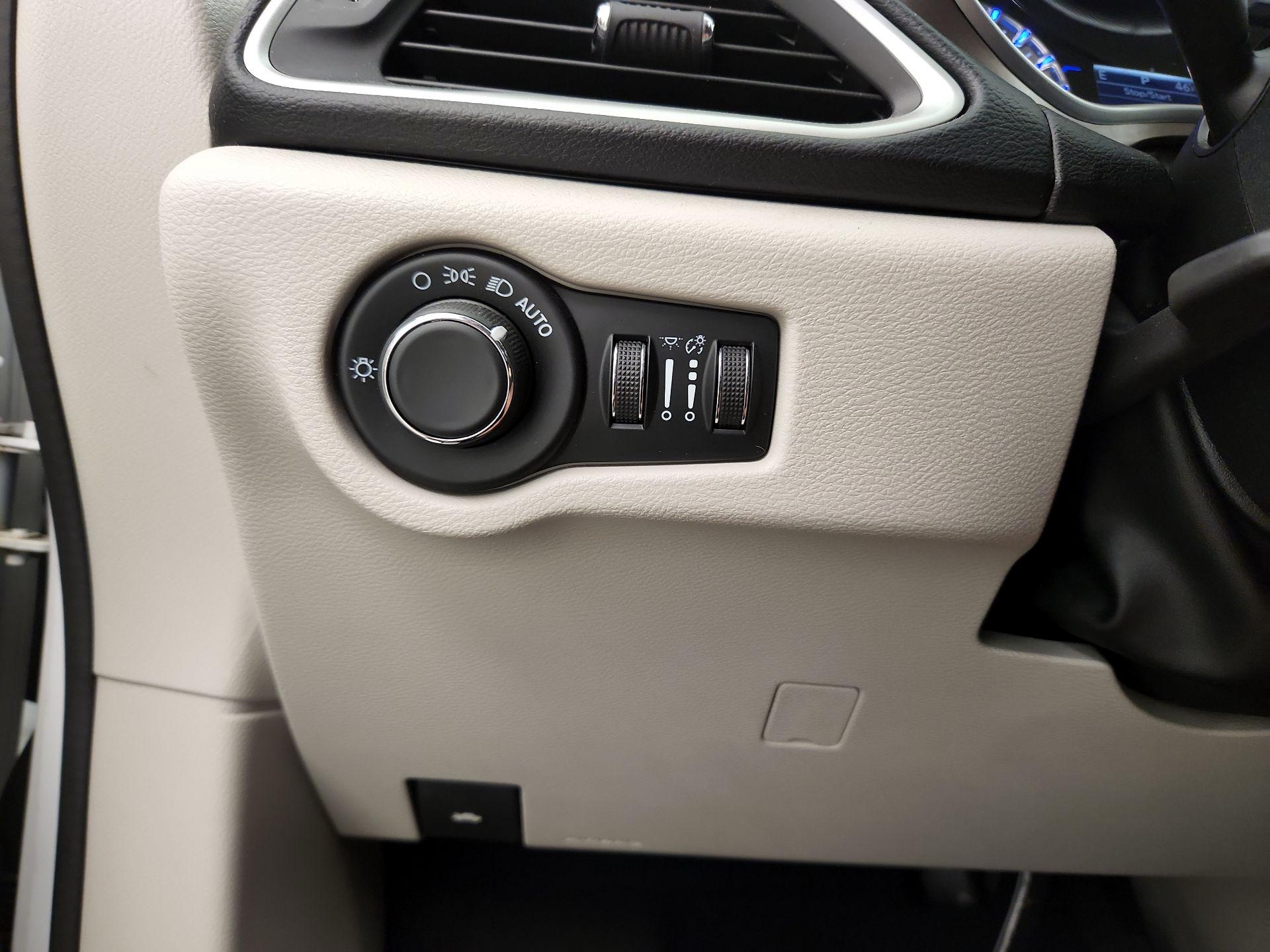 Thumbnail: 2020 Chrysler Voyager - 13