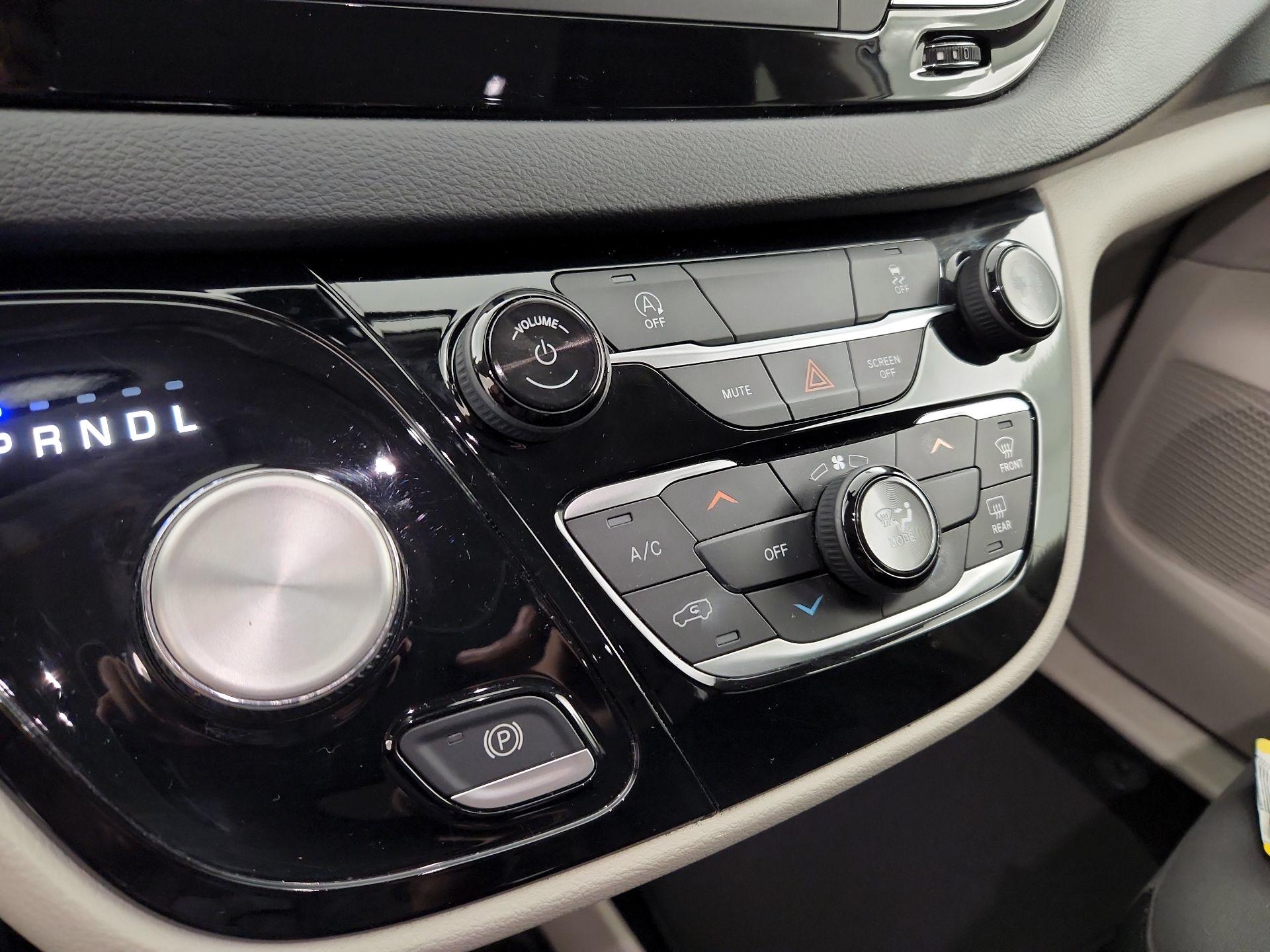 Thumbnail: 2020 Chrysler Voyager - 16