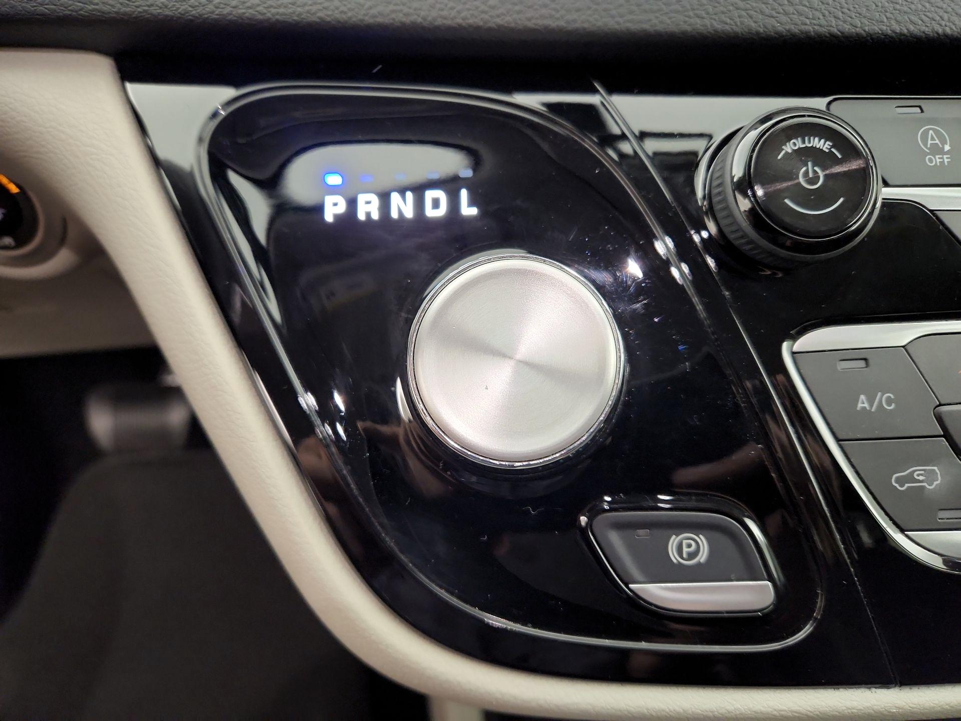 Thumbnail: 2020 Chrysler Voyager - 17