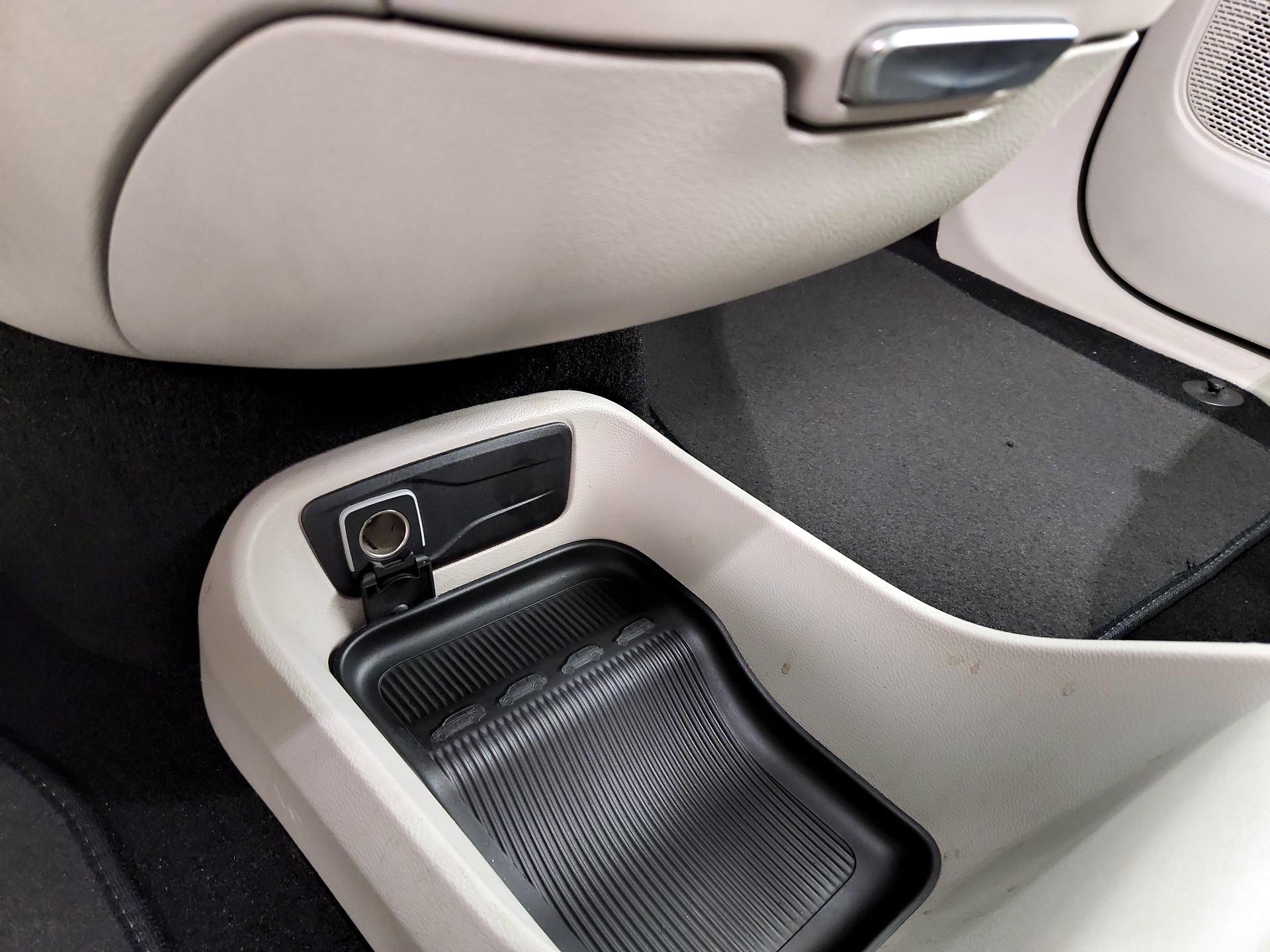 Thumbnail: 2020 Chrysler Voyager - 18