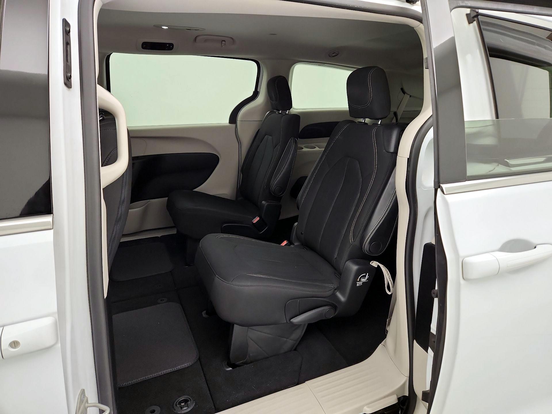 Thumbnail: 2020 Chrysler Voyager - 19