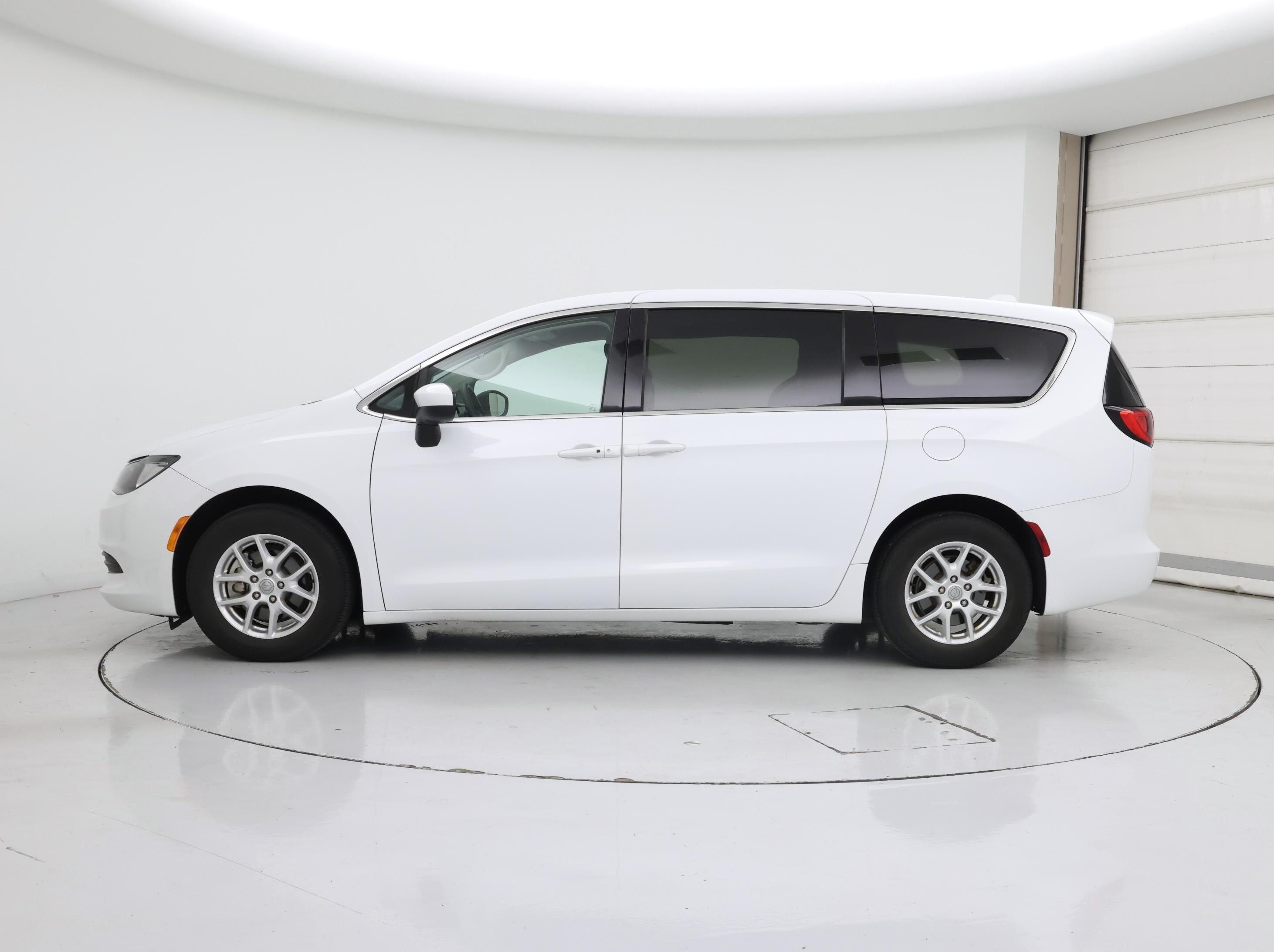 Thumbnail: 2020 Chrysler Voyager - 3