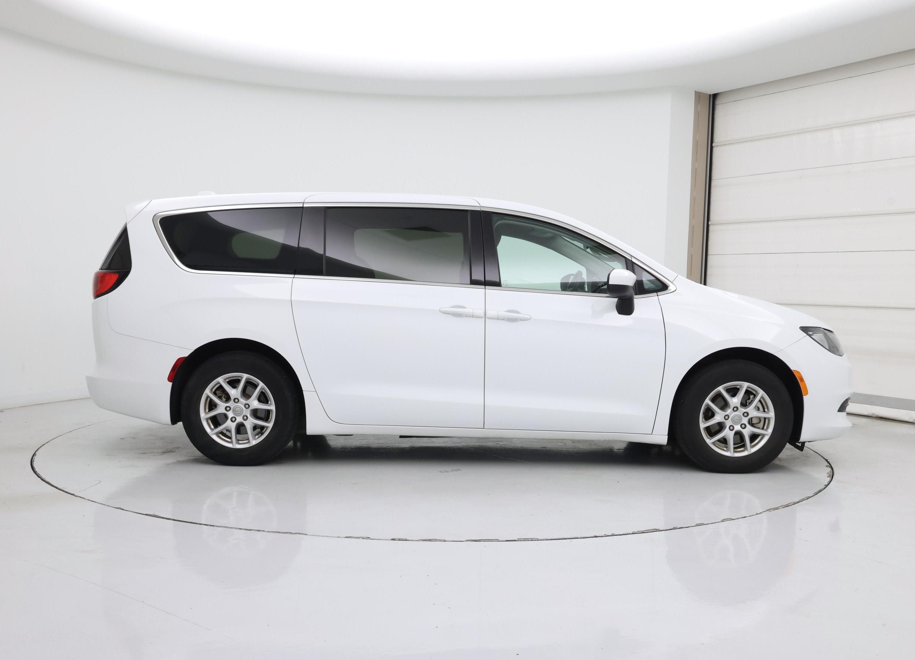 Thumbnail: 2020 Chrysler Voyager - 7