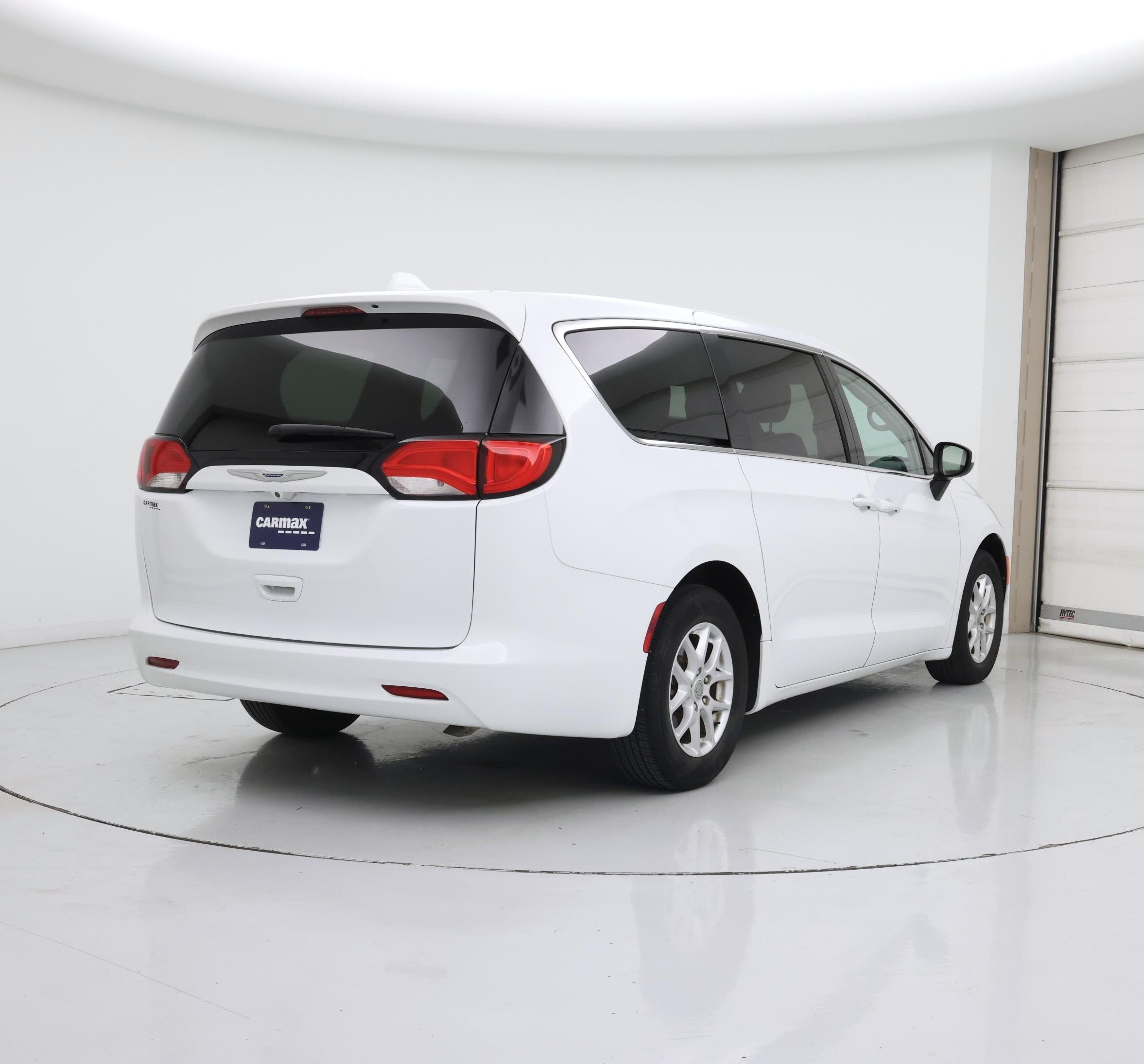 Thumbnail: 2020 Chrysler Voyager - 8