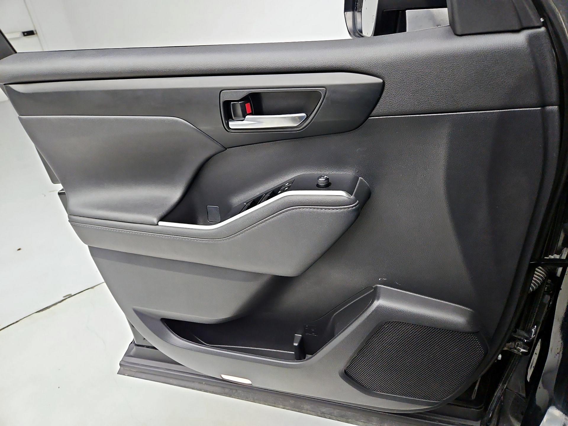 Thumbnail: 2023 Toyota Highlander - 12