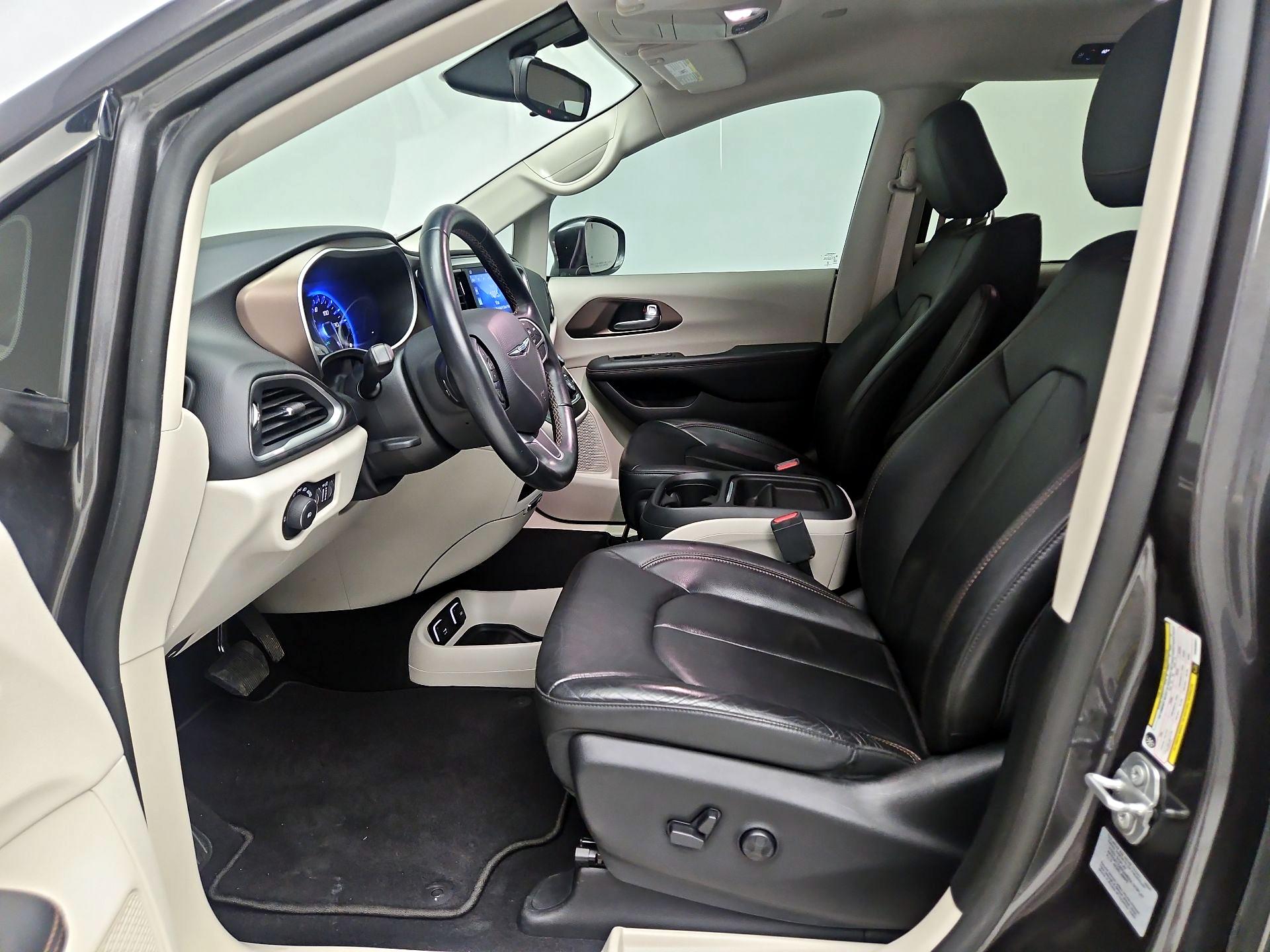 Thumbnail: 2017 Chrysler Pacifica - 11