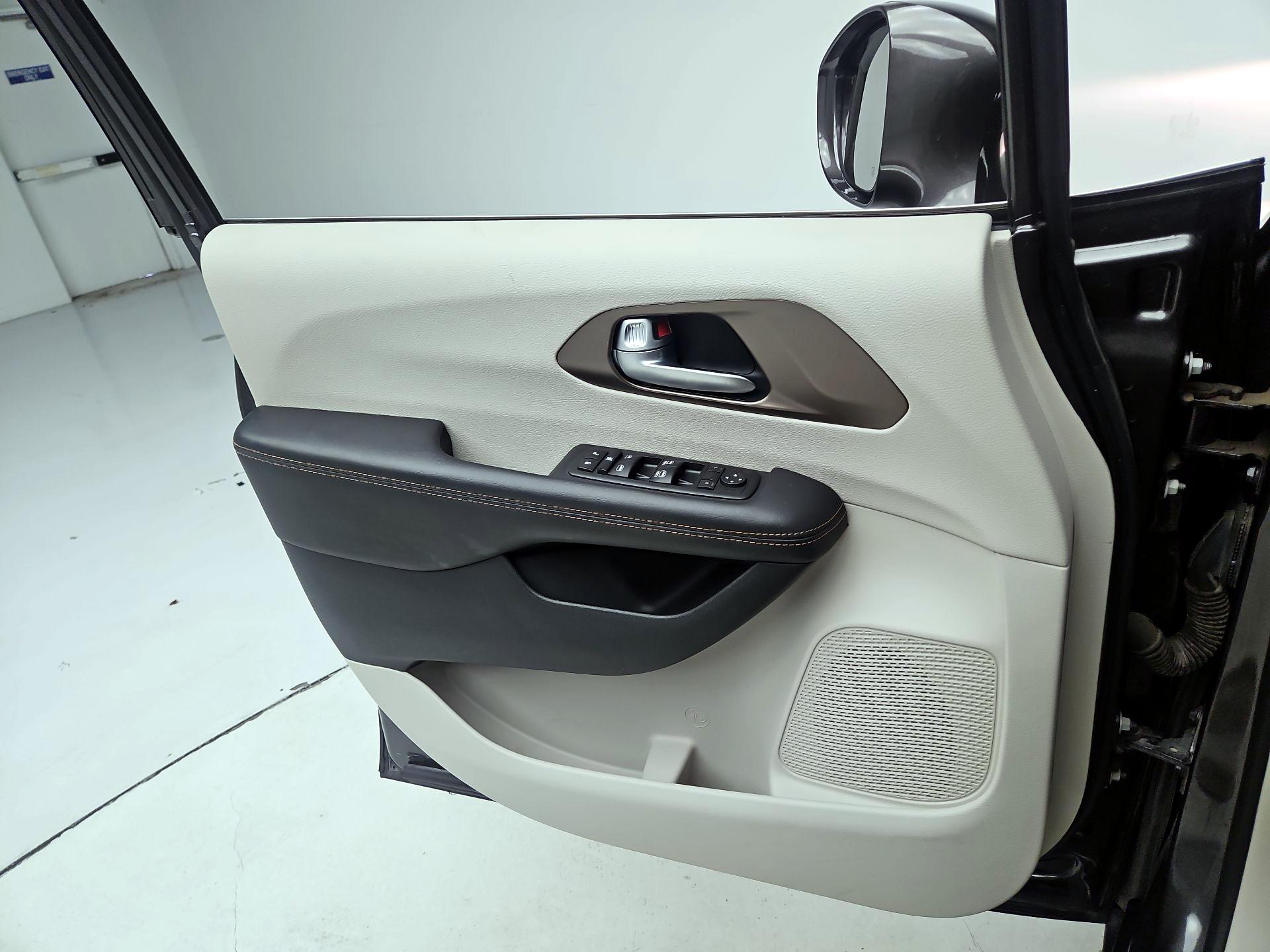 Thumbnail: 2017 Chrysler Pacifica - 12