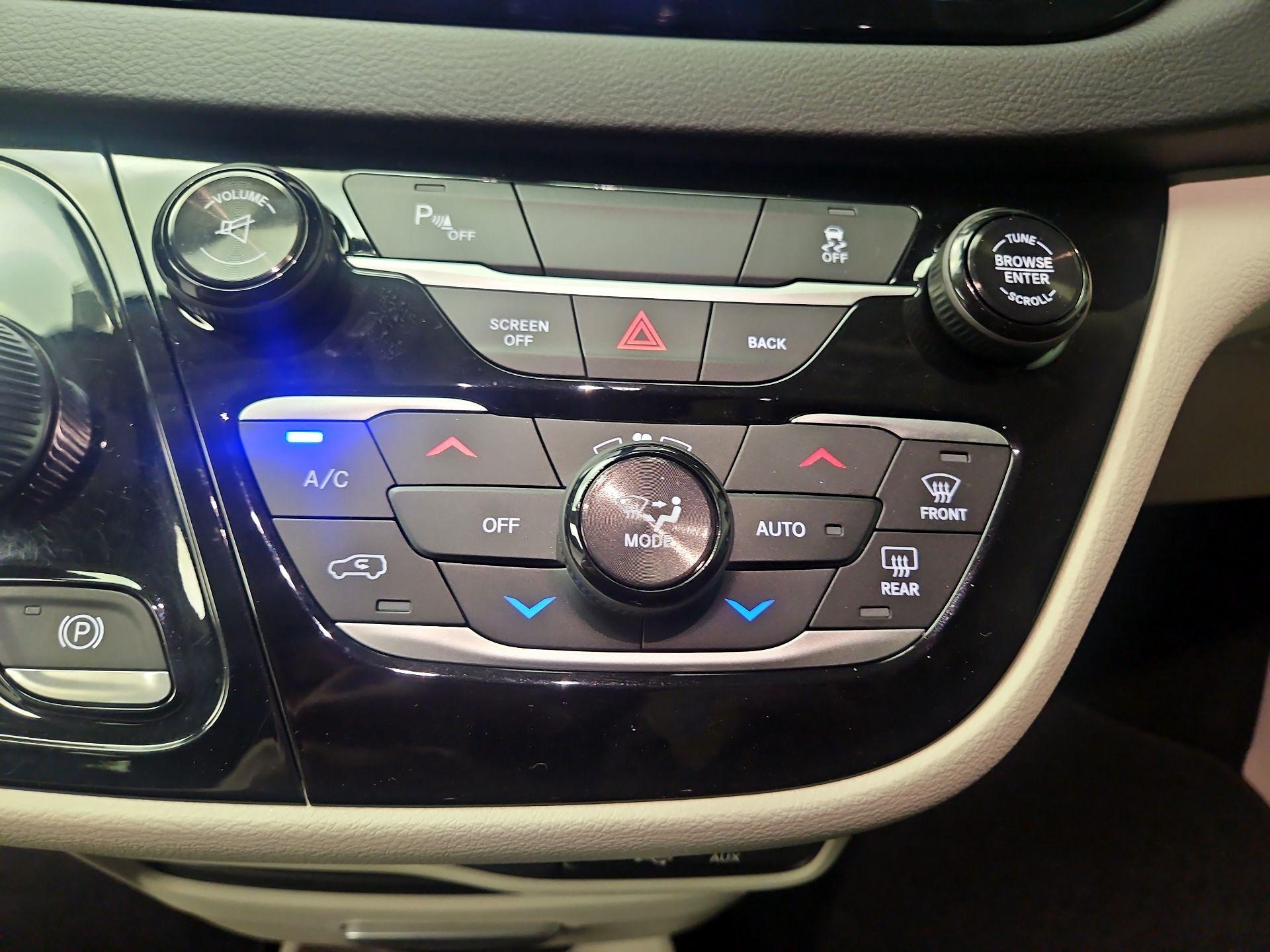 Thumbnail: 2017 Chrysler Pacifica - 16