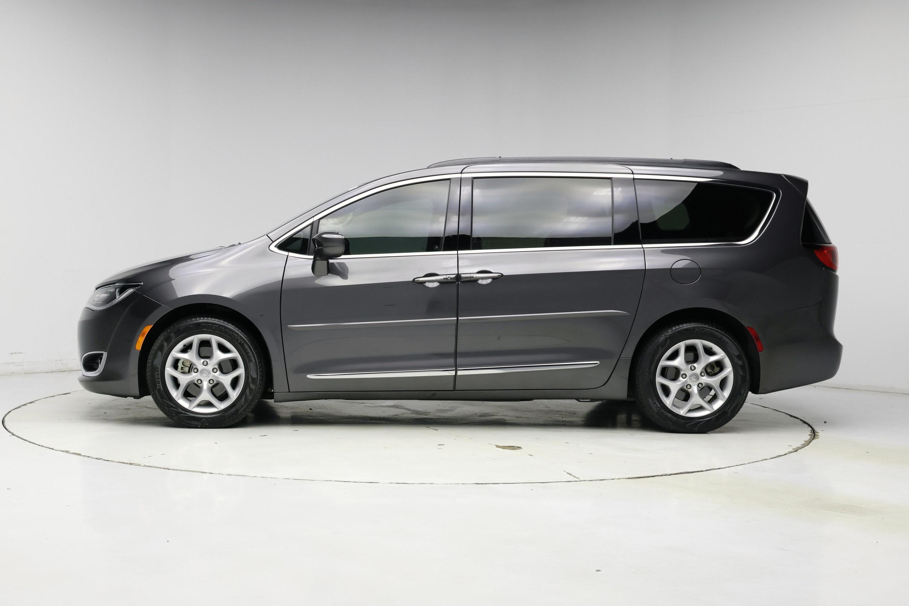 Thumbnail: 2017 Chrysler Pacifica - 3