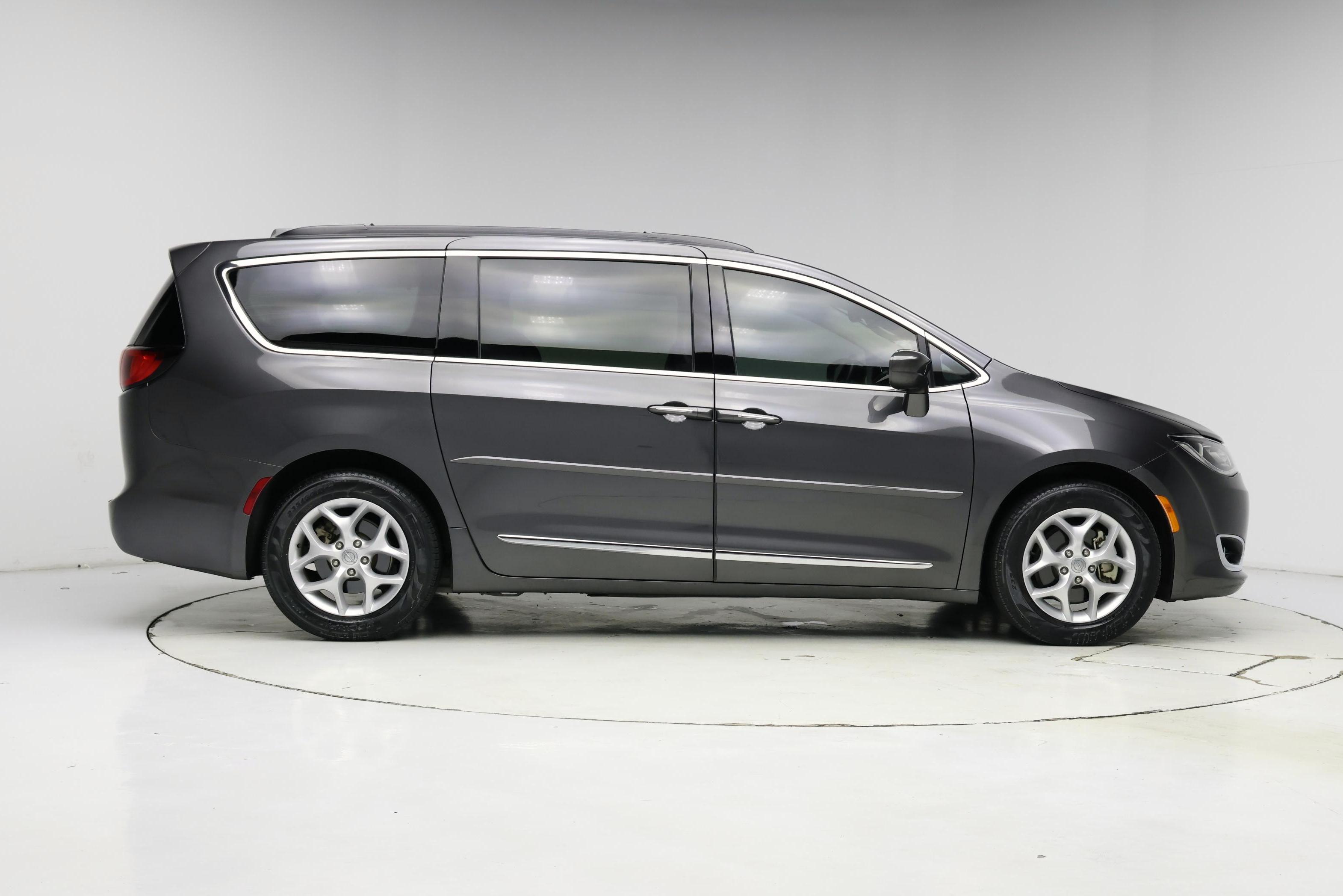 Thumbnail: 2017 Chrysler Pacifica - 7