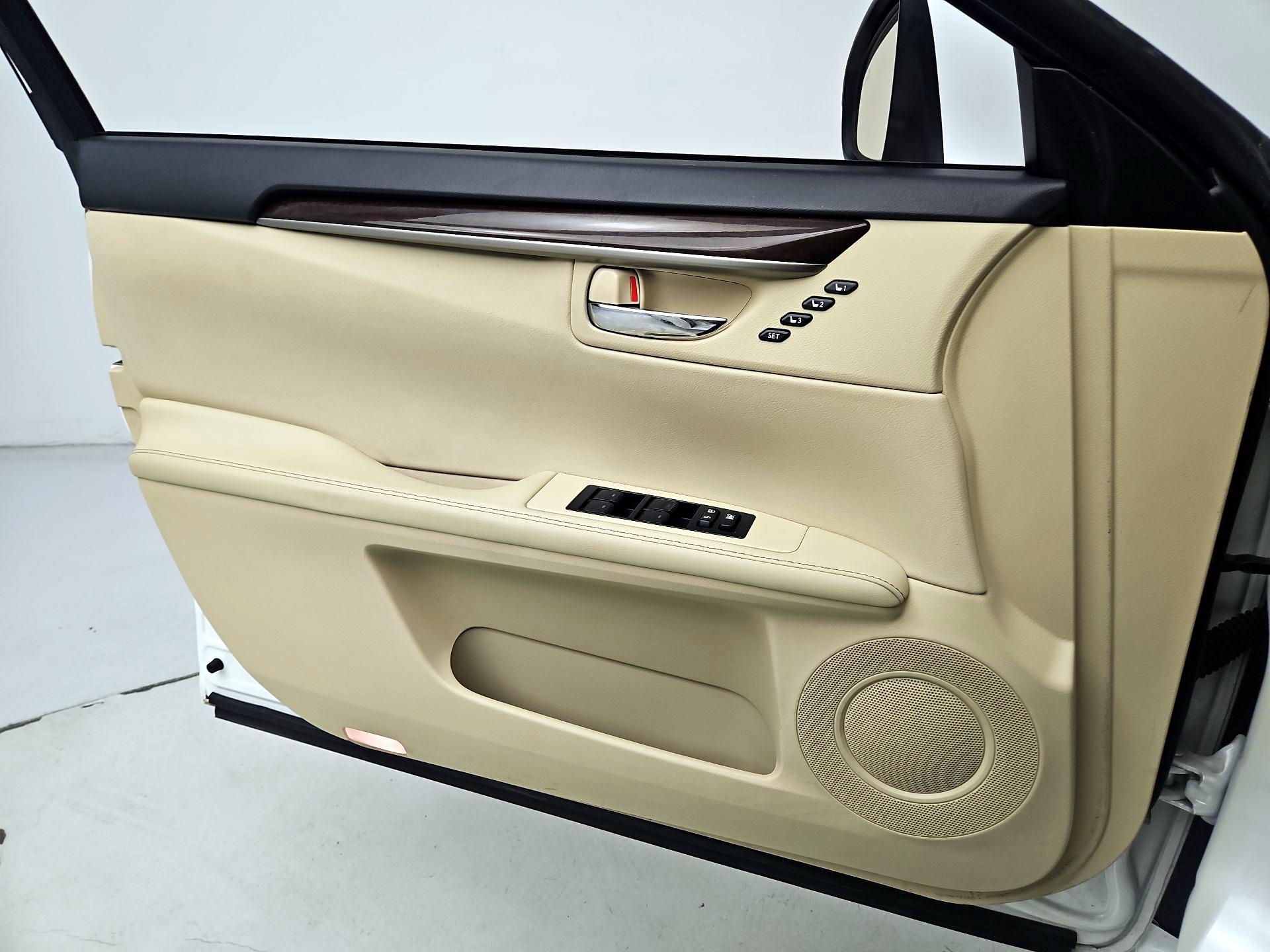 Thumbnail: 2014 Lexus ES - 12