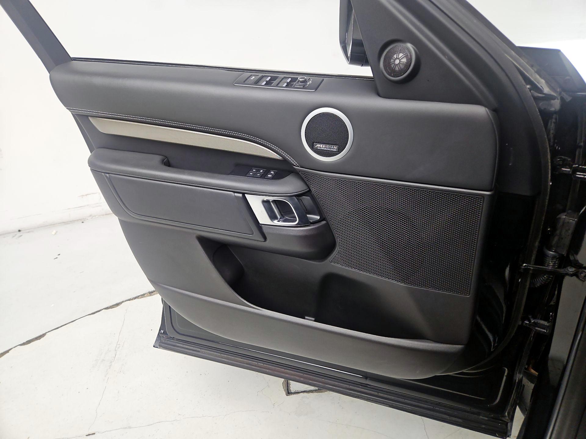 Thumbnail: 2018 Land Rover Discovery - 12