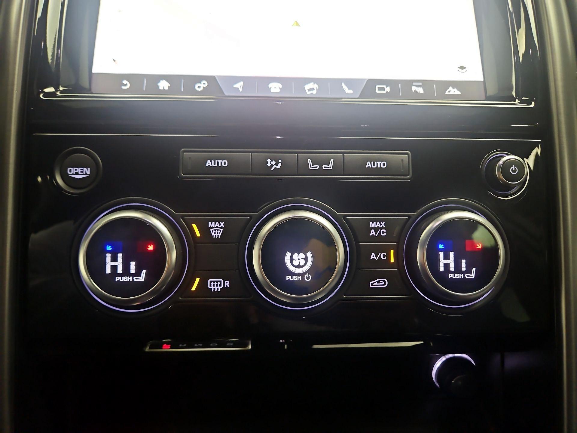 Thumbnail: 2018 Land Rover Discovery - 16