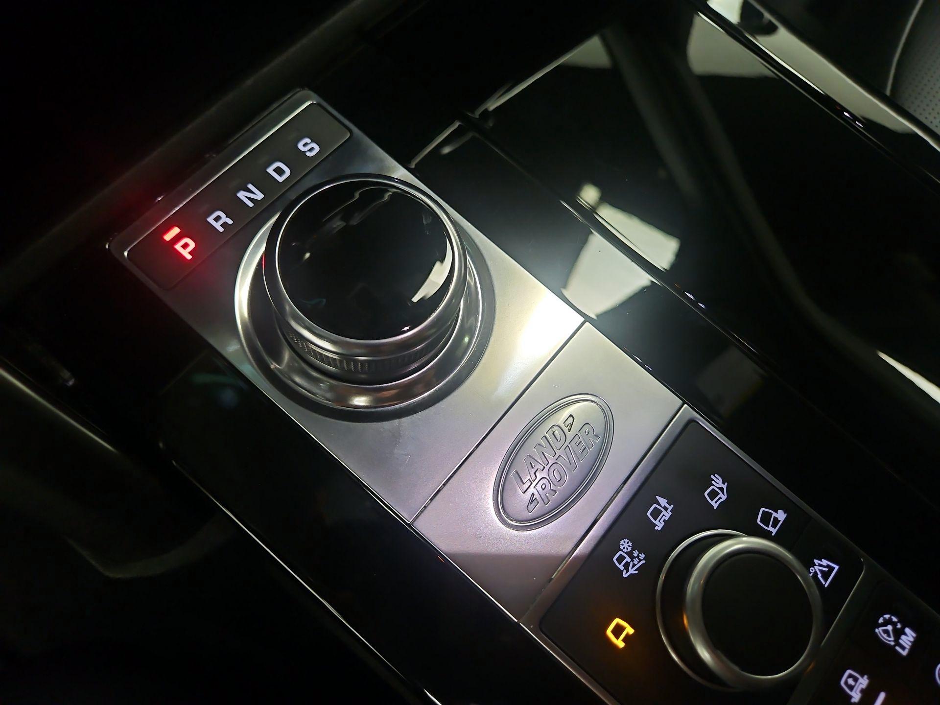 Thumbnail: 2018 Land Rover Discovery - 17