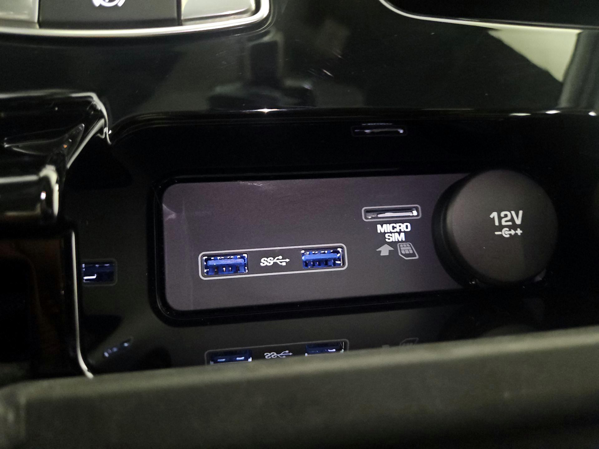 Thumbnail: 2018 Land Rover Discovery - 18