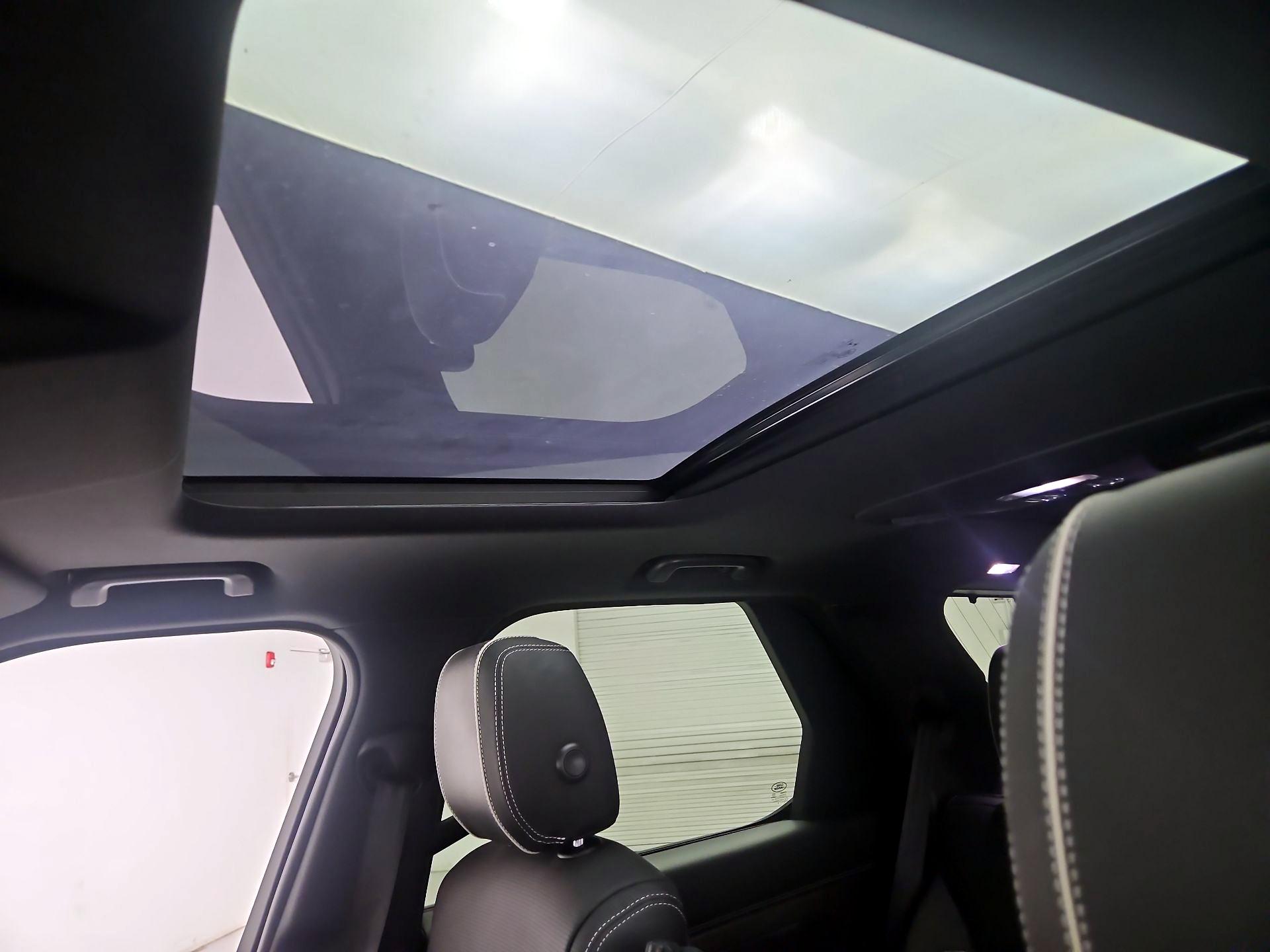 Thumbnail: 2018 Land Rover Discovery - 19