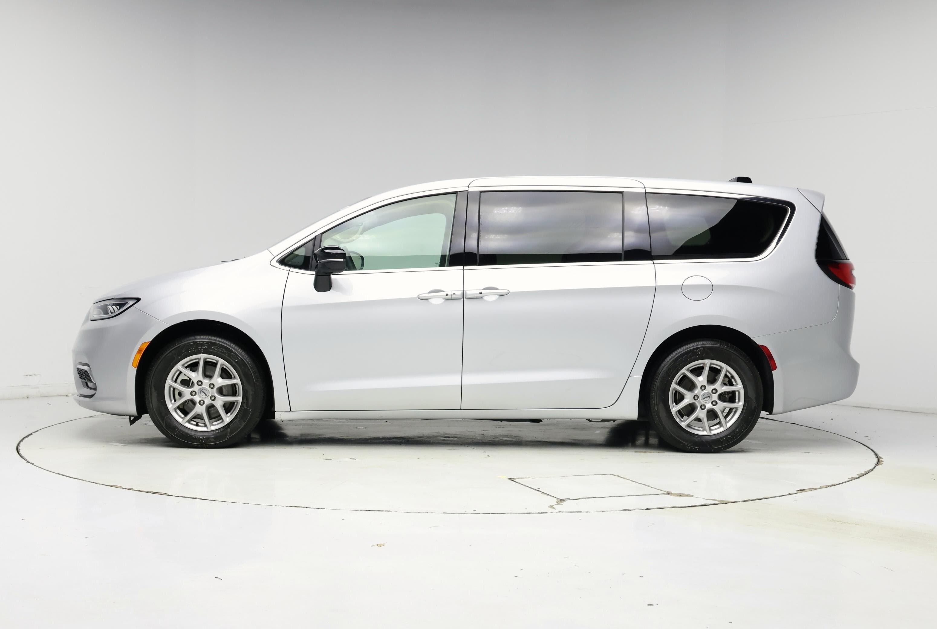 Thumbnail: 2024 Chrysler Pacifica - 3