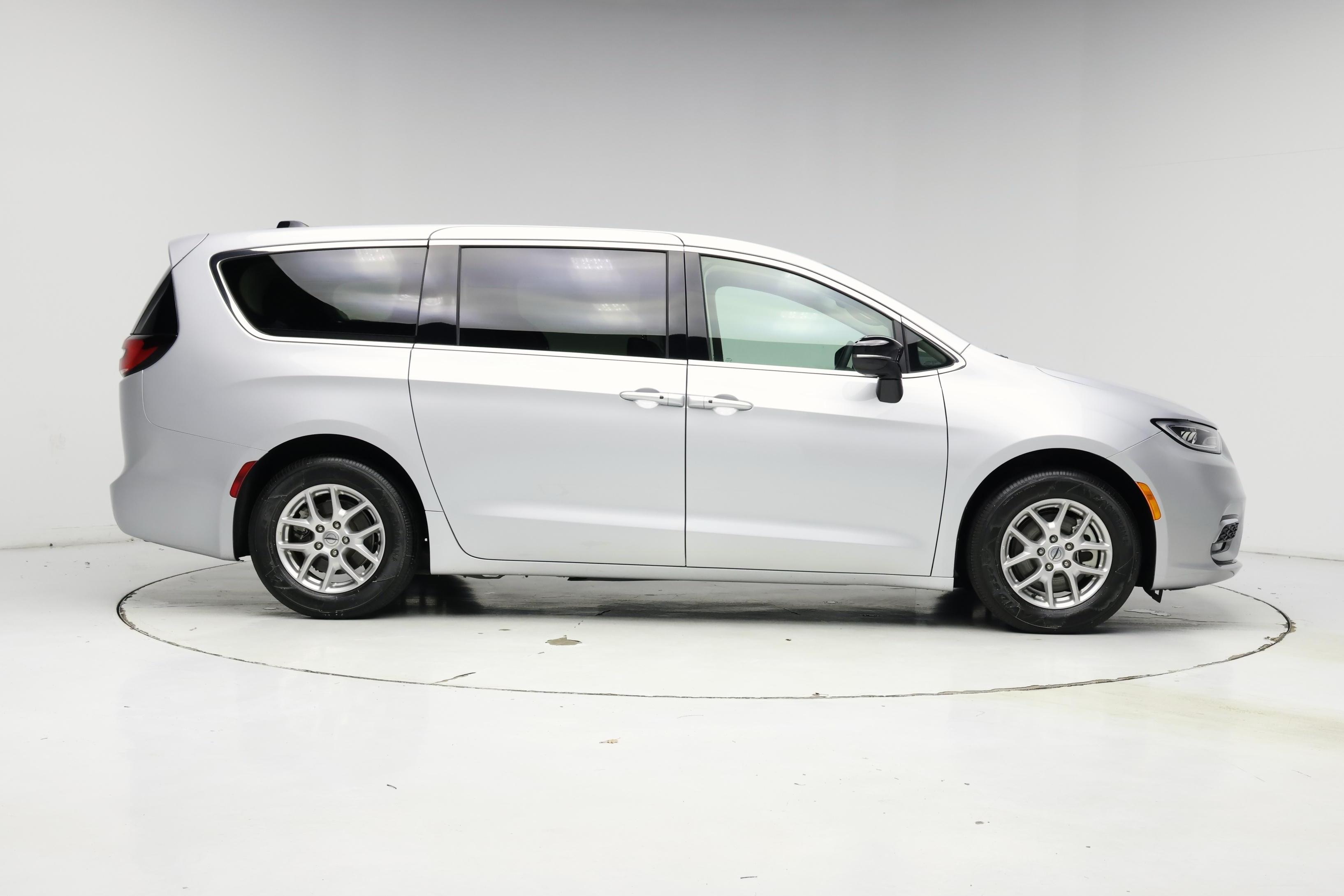 Thumbnail: 2024 Chrysler Pacifica - 7