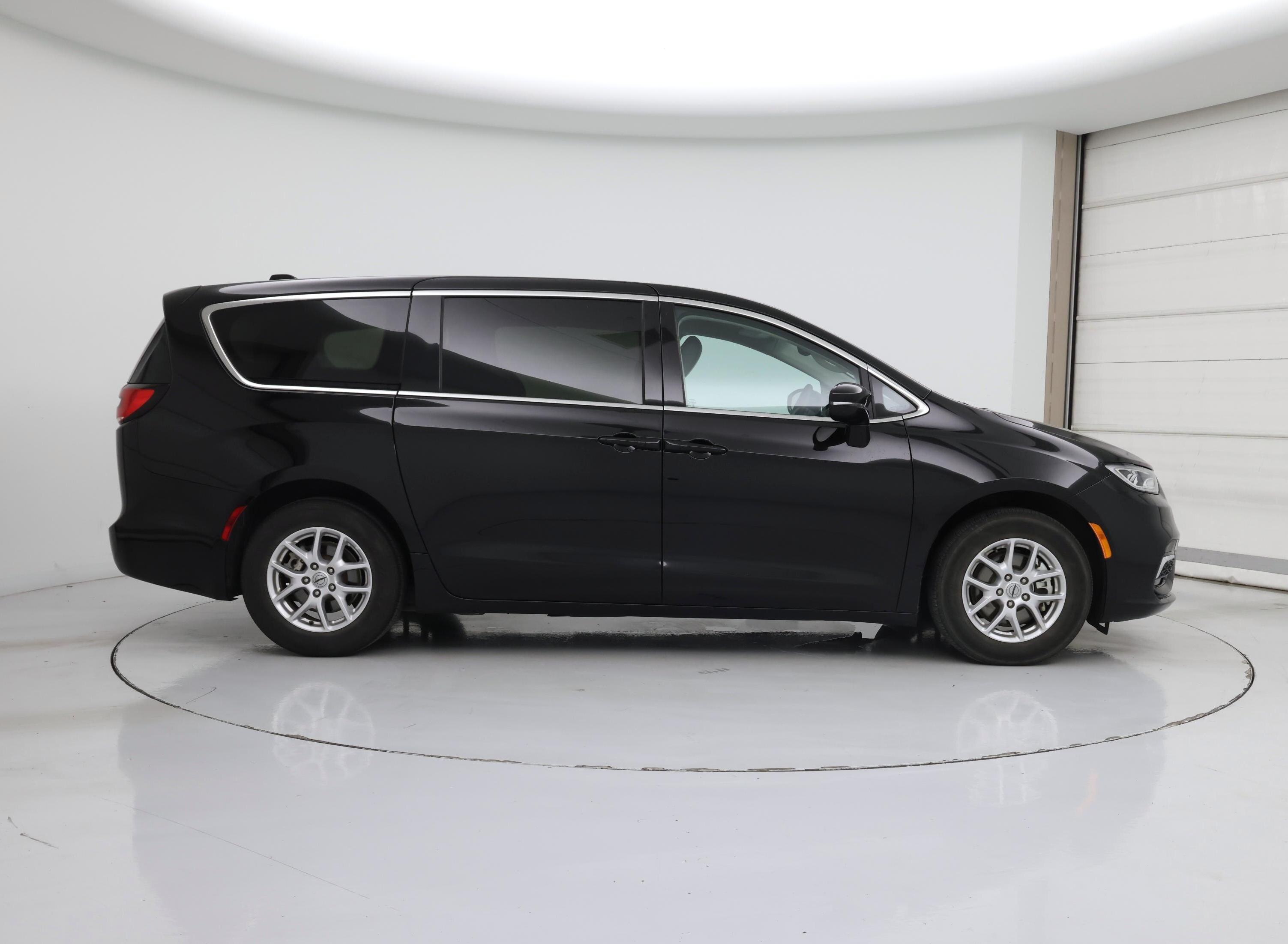 Thumbnail: 2024 Chrysler Pacifica - 7