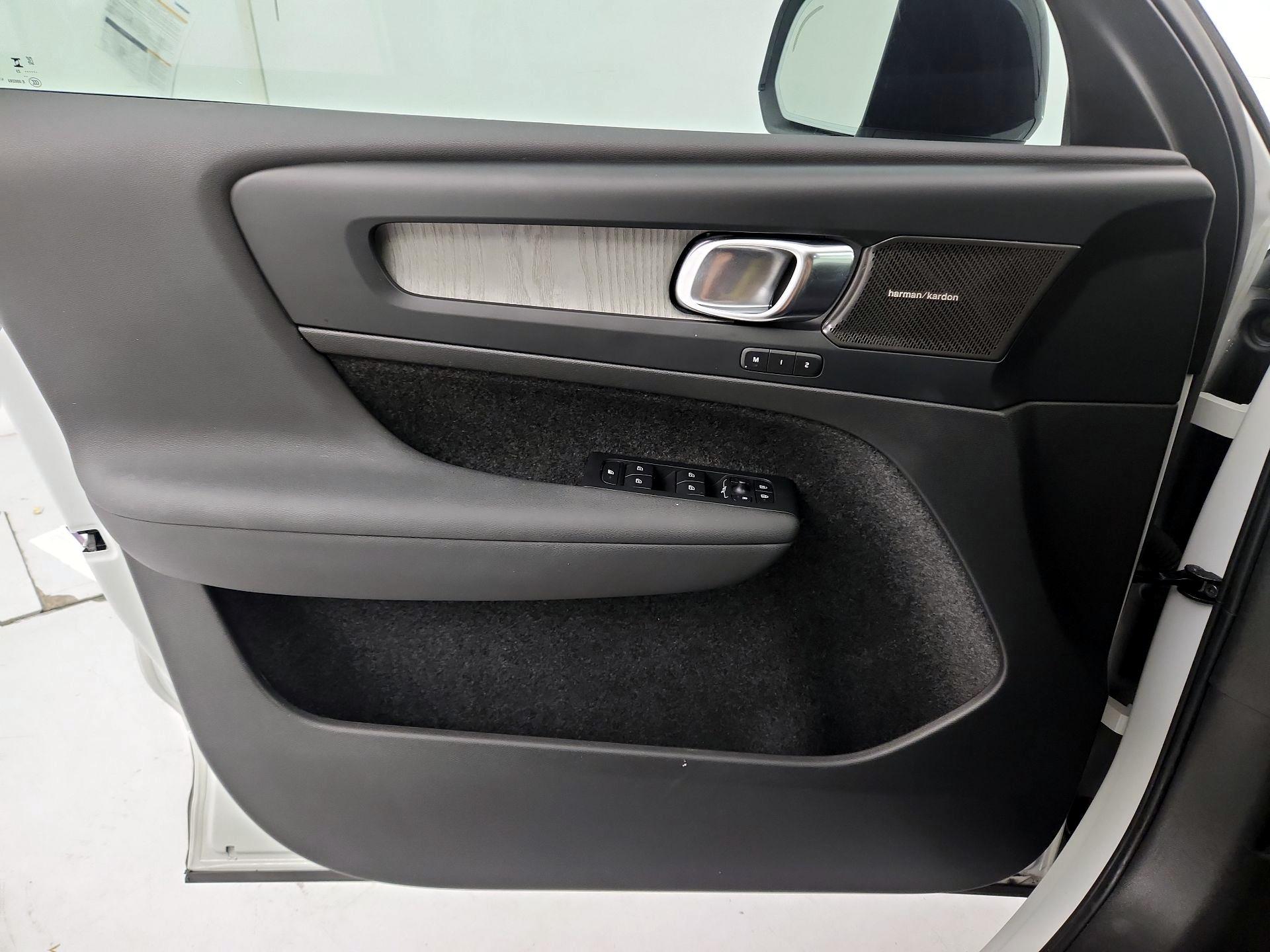 Thumbnail: 2023 Volvo XC40 - 12