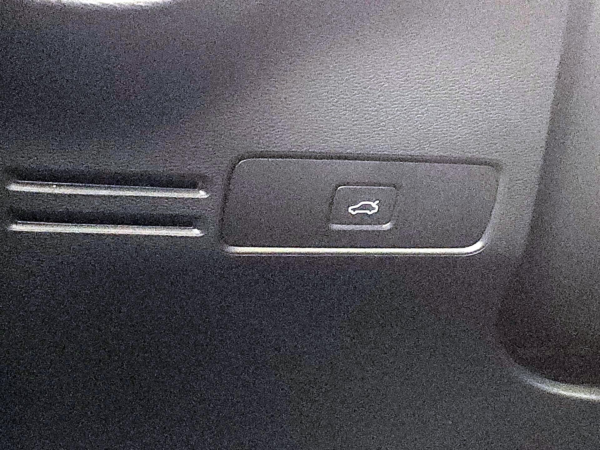 Thumbnail: 2023 Volvo XC40 - 13