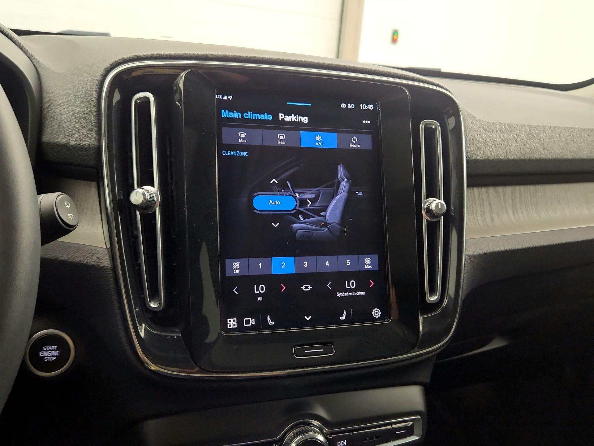 Thumbnail: 2023 Volvo XC40 - 17