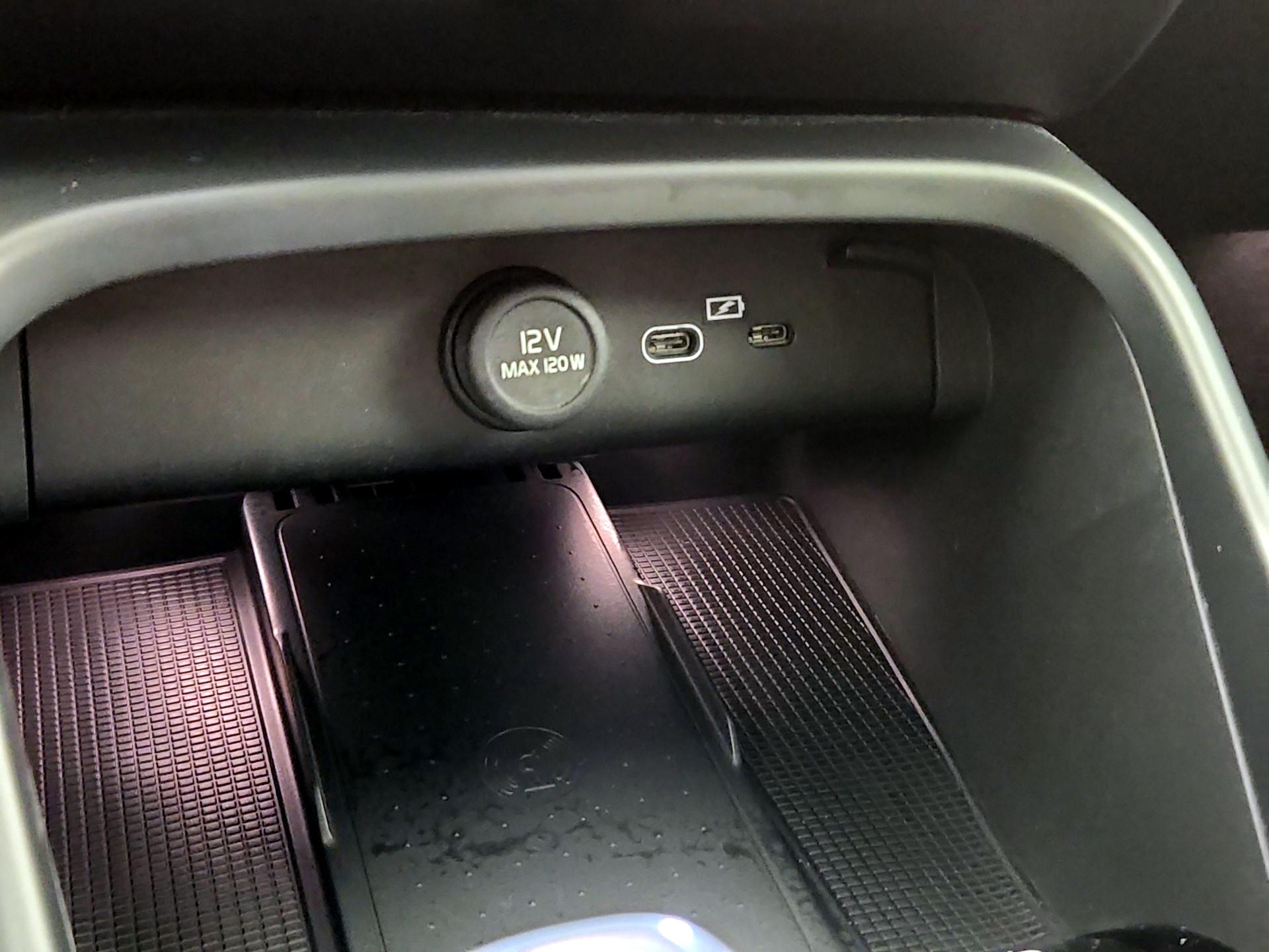 Thumbnail: 2023 Volvo XC40 - 19