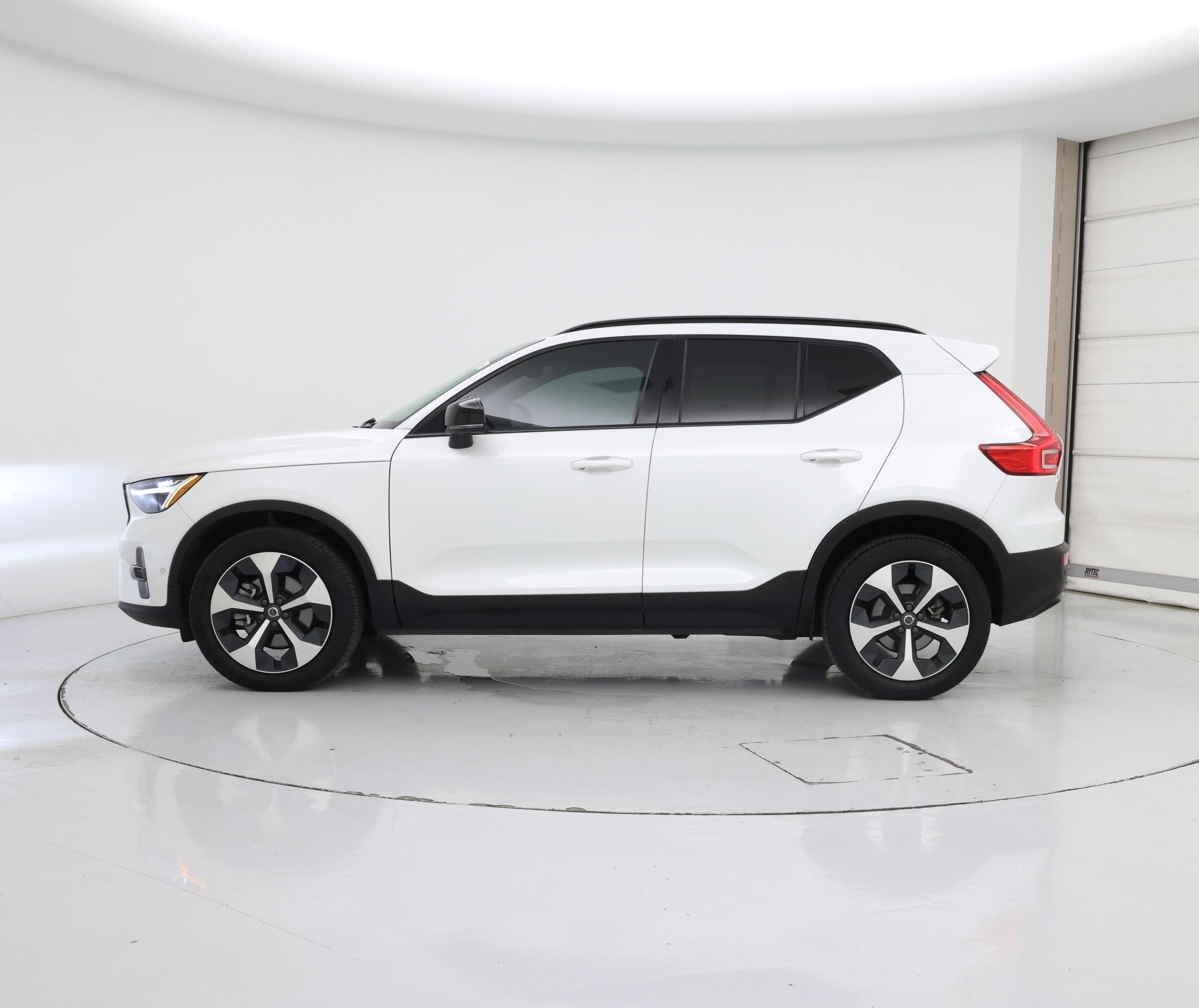 Thumbnail: 2023 Volvo XC40 - 3