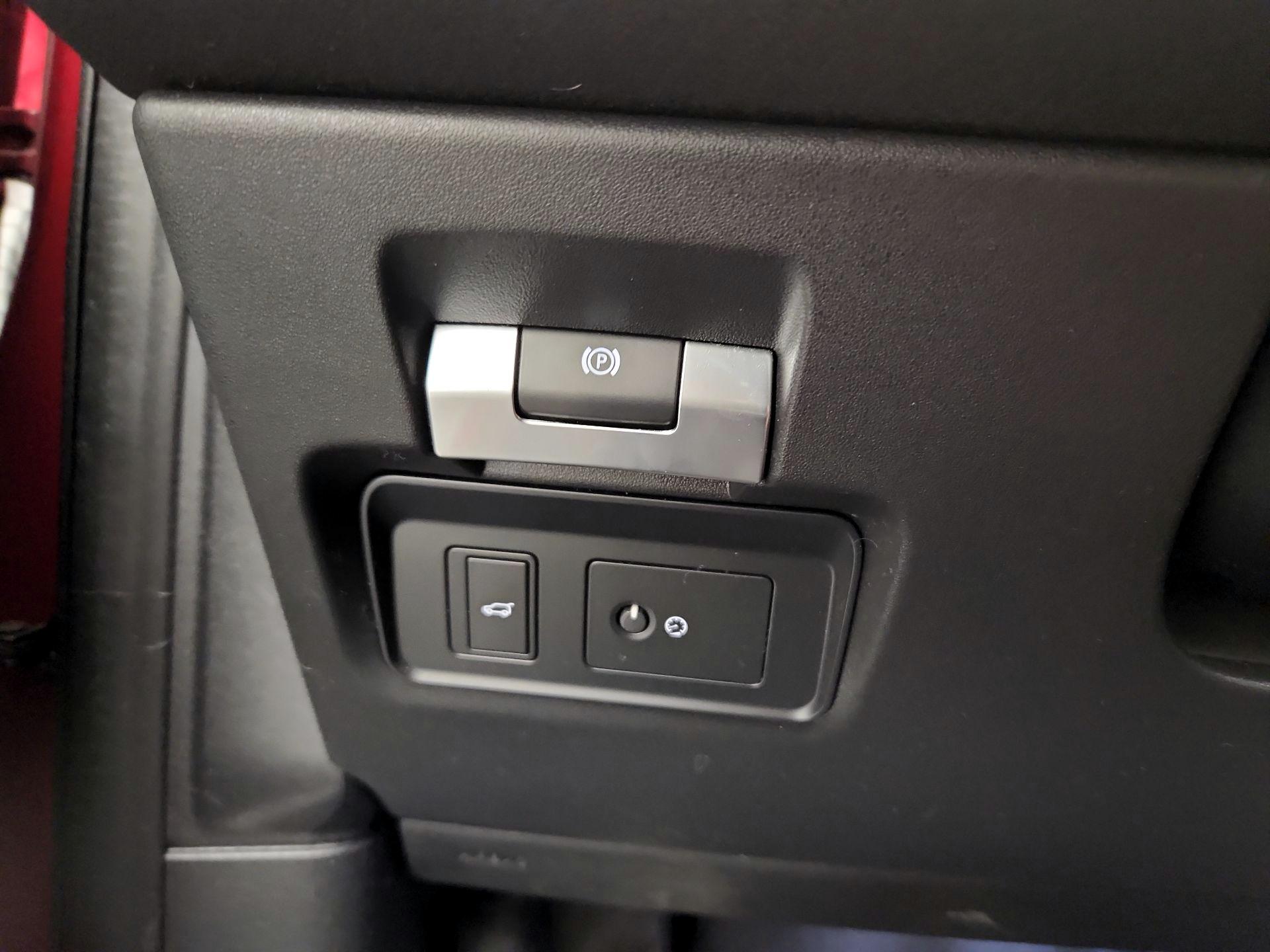 Thumbnail: 2021 Land Rover Discovery Sport - 13