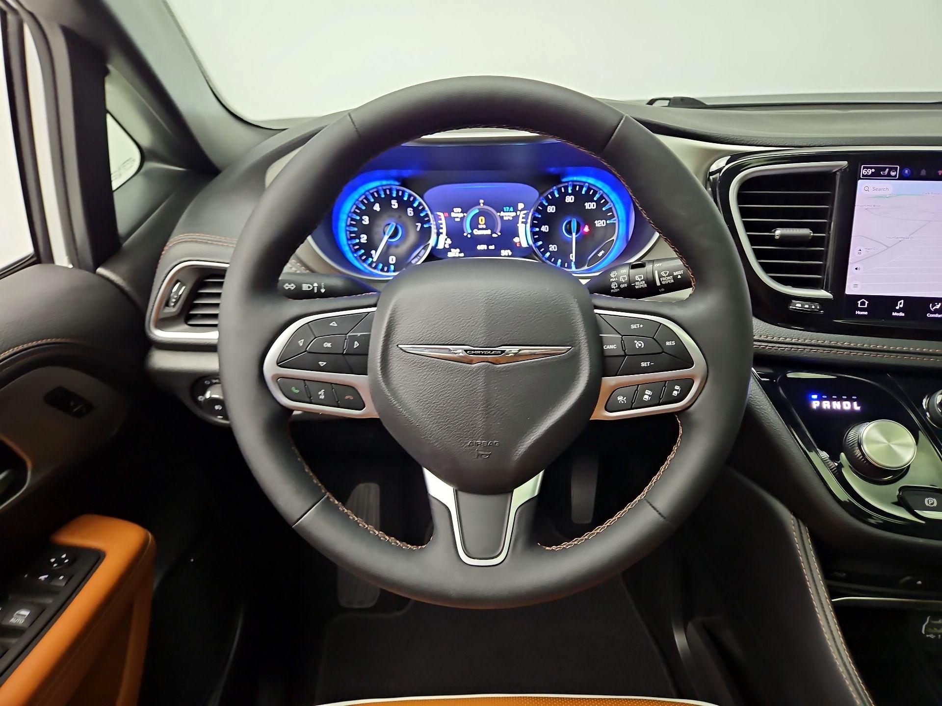 Thumbnail: 2024 Chrysler Pacifica - 10