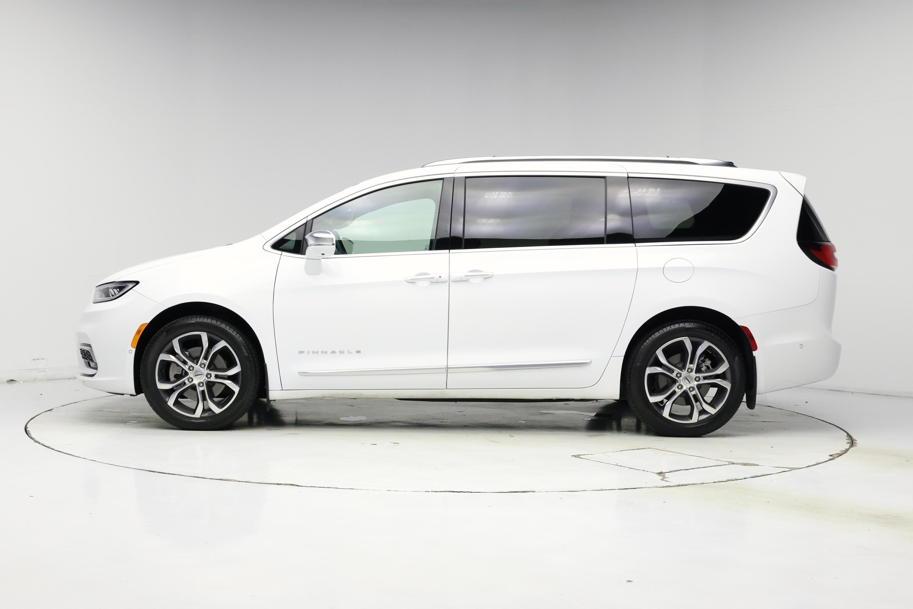 Thumbnail: 2024 Chrysler Pacifica - 3