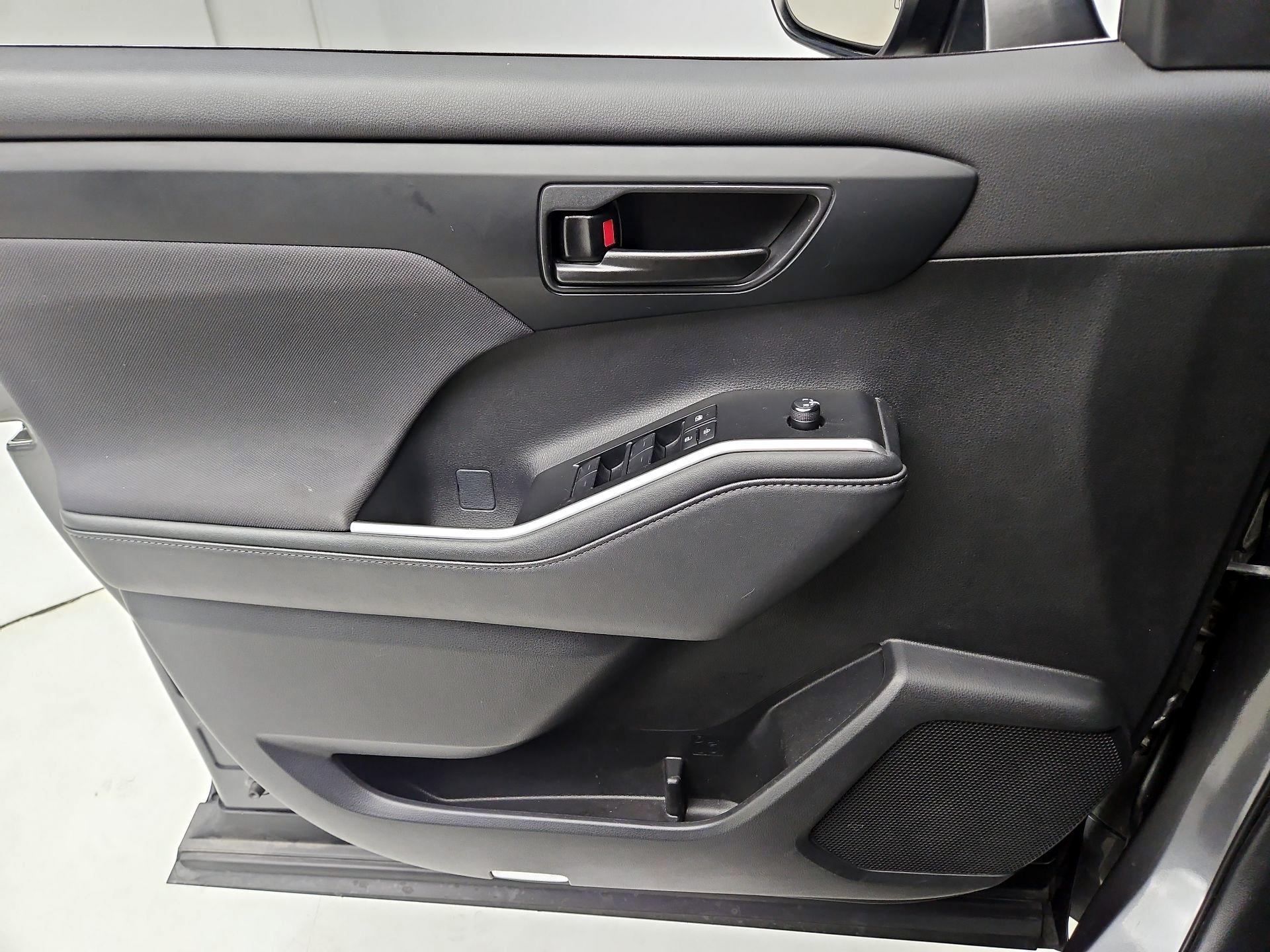 Thumbnail: 2023 Toyota Highlander - 12