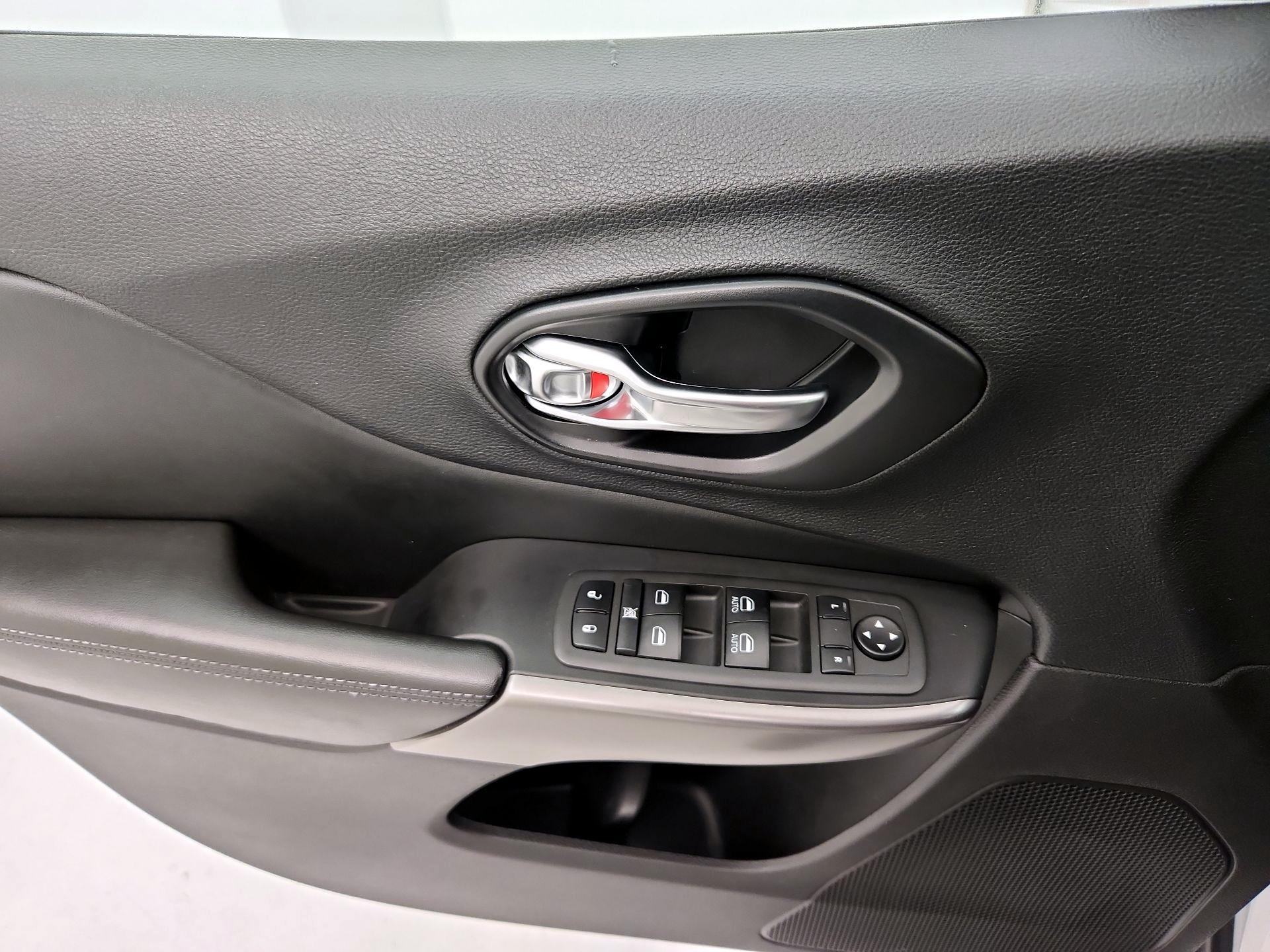 Thumbnail: 2021 Jeep Cherokee - 12