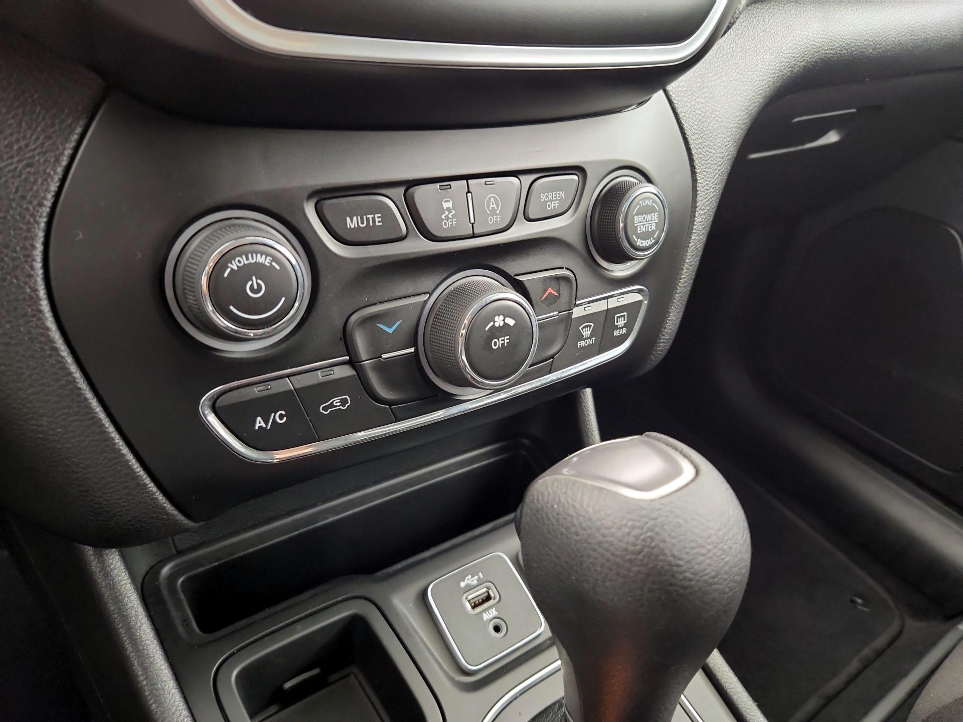 Thumbnail: 2021 Jeep Cherokee - 16