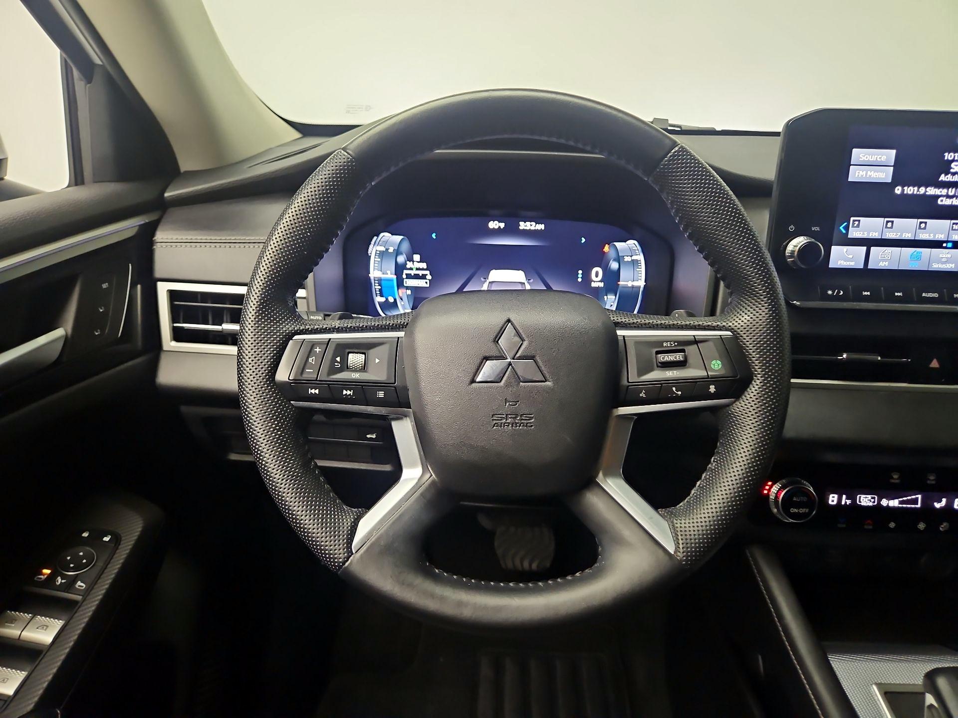 Thumbnail: 2023 Mitsubishi Outlander - 10