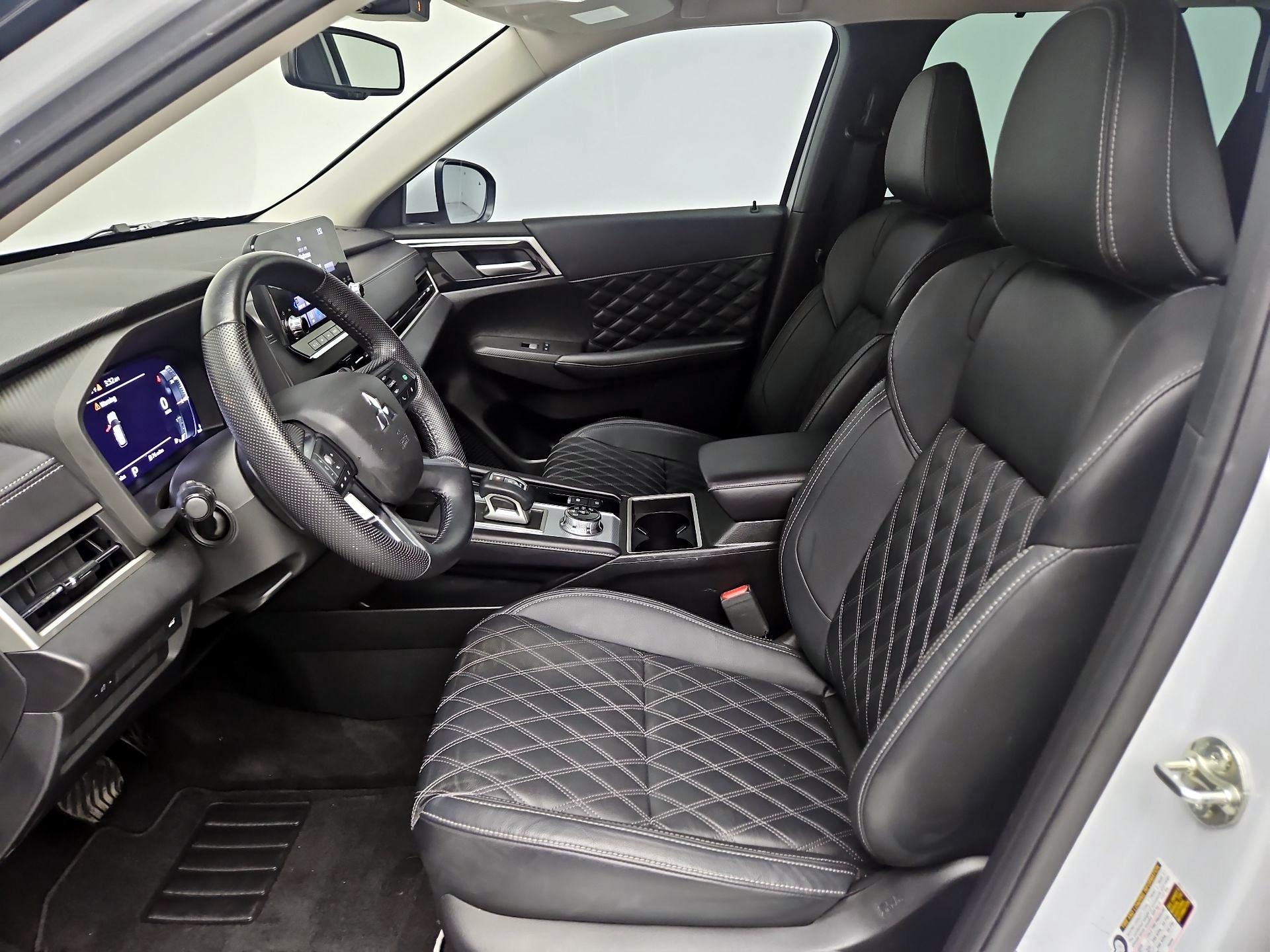 Thumbnail: 2023 Mitsubishi Outlander - 11