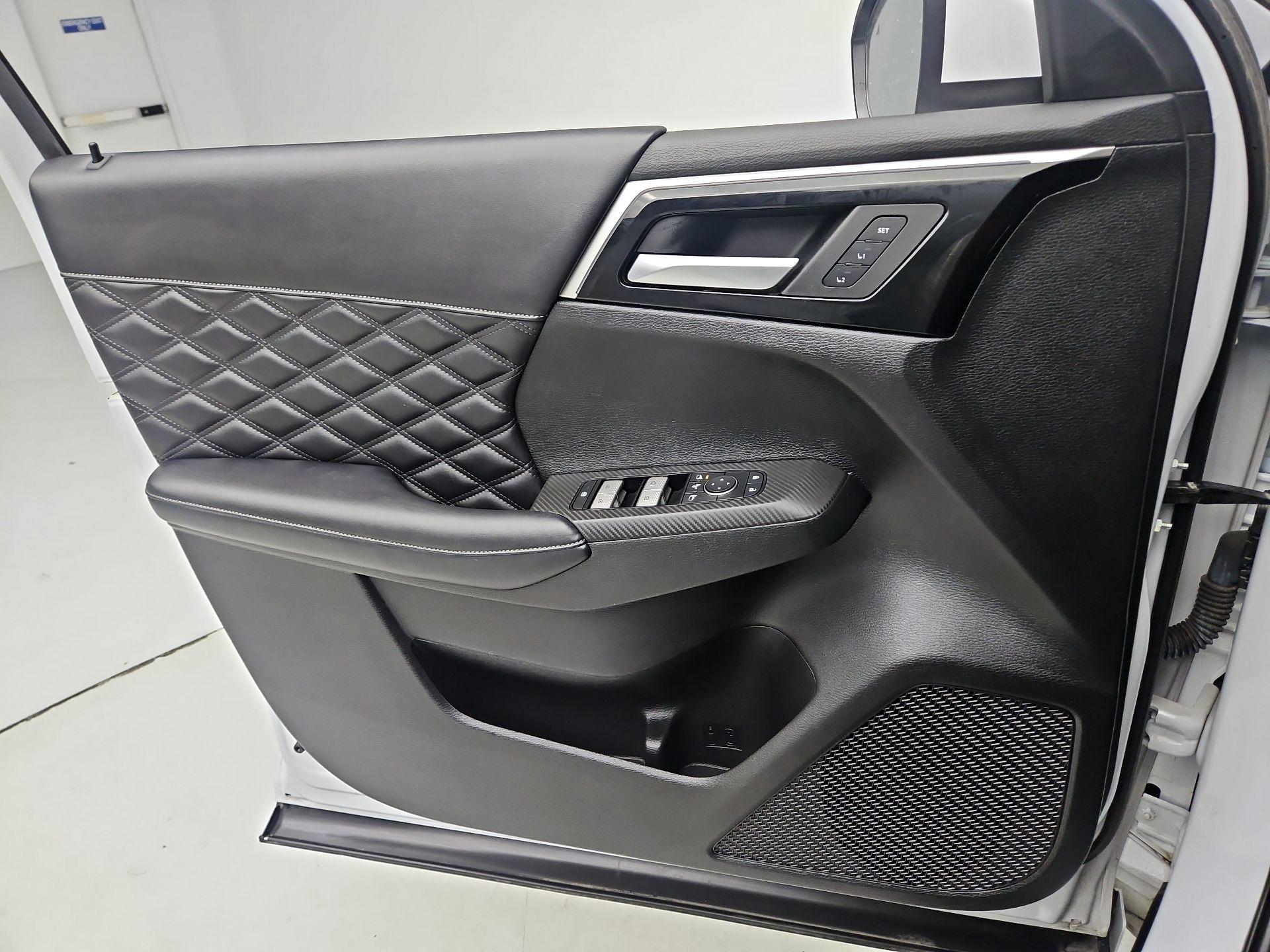 Thumbnail: 2023 Mitsubishi Outlander - 12
