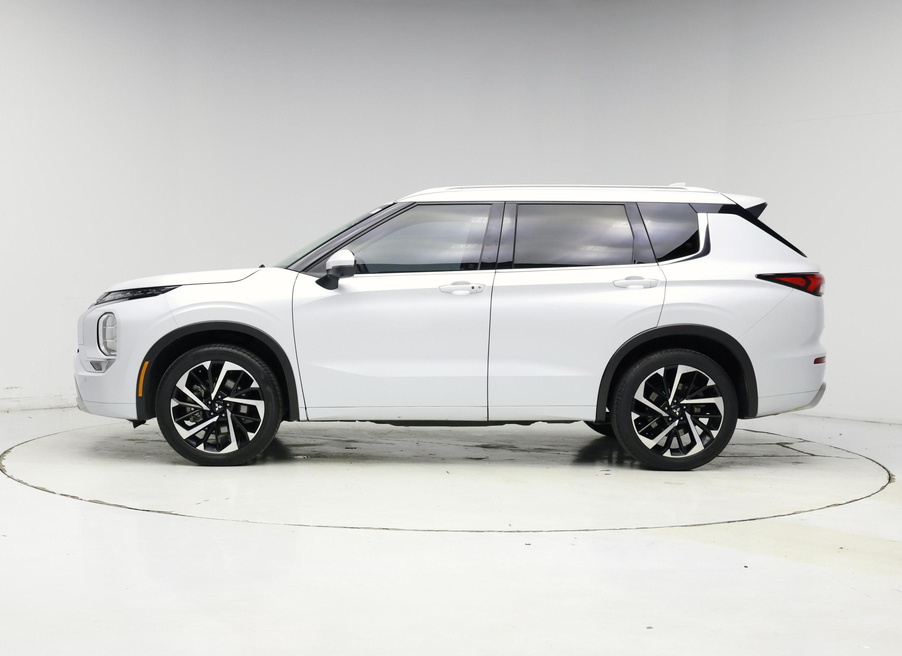 Thumbnail: 2023 Mitsubishi Outlander - 3
